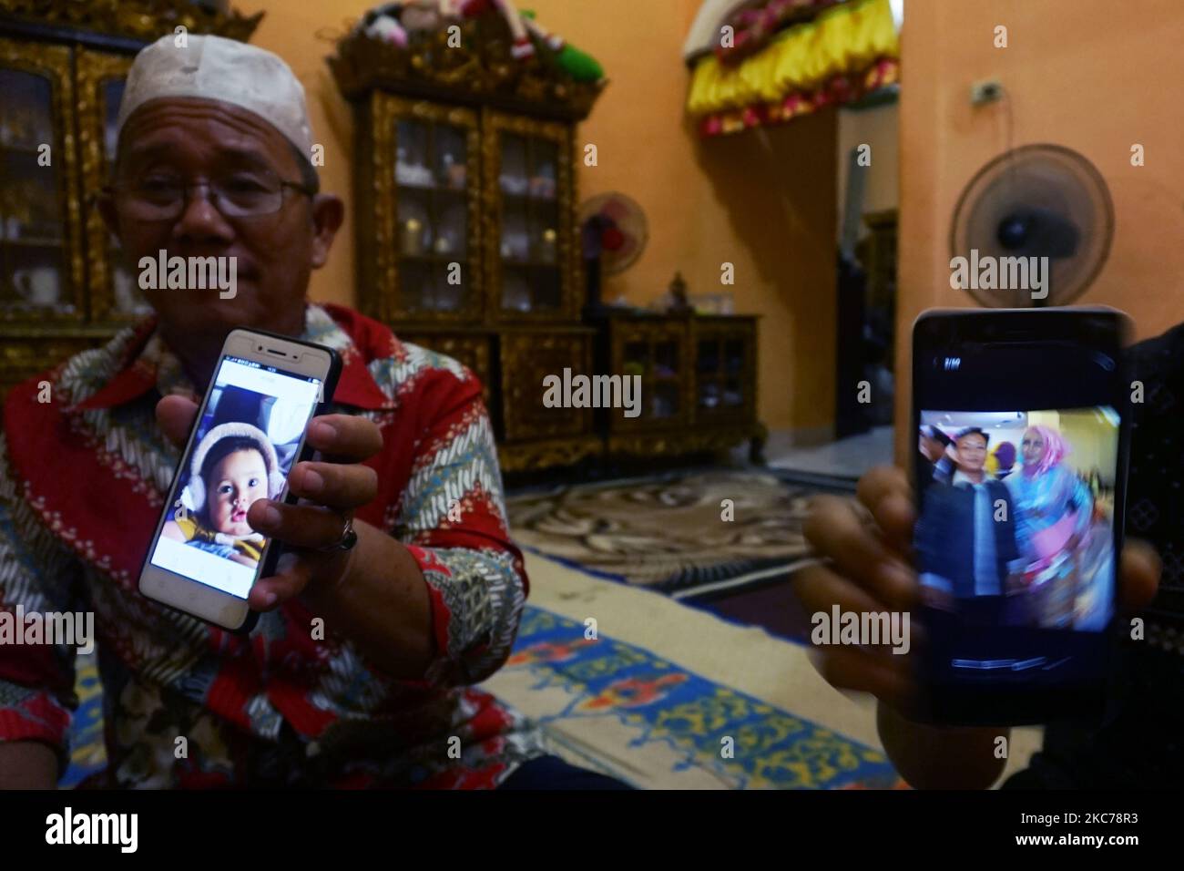 Riski Simamora et Abdul Khaliq montrant une photo d'Indah Halima Putri et de son fils Arka à leur résidence à Sungai Pinang, Régence d'Ogan Ilir, Sumatra Sud, sur 10 janvier 2021. Indah et Arka sont victimes de l'accident de la compagnie aérienne Sriwijaya SJ 182 sur la route Jakarta - Pontianak, dans les îles Seribu, Jakarta, samedi, 9 janvier 2021. (Photo de Sigit Prasetya/NurPhoto) Banque D'Images