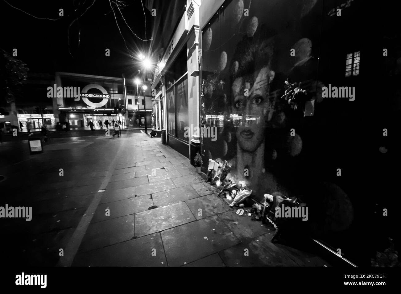 (NOTE DE LA RÉDACTION : l'image a été convertie en noir et blanc) les fleurs et les bougies sont laissées devant une fresque représentant la couverture d'Aladin Sane, pour rappeler le firth anniversaire de la mort du musicien emblématique britannique David Bowie, à Brixton, dans le sud de Londres, sur 10 janvier 2021. David Bowie est mort deux jours seulement après son anniversaire et la reprise de son dernier album, 'Blackstar'. (Photo par Alberto Pezzali/NurPhoto) Banque D'Images