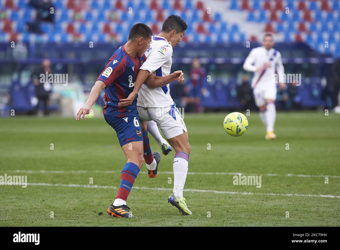 Oscar Duarte de Levante UD et Yoshinori Muto d'Eibar pendant la Ligue Santander mach entre Levante et Eibar à l'Estadio Ciutat de Valencia, le 10 janvier 2021 à Valence, Espagne (photo de Maria Jose Segovia/NurPhoto) Banque D'Images