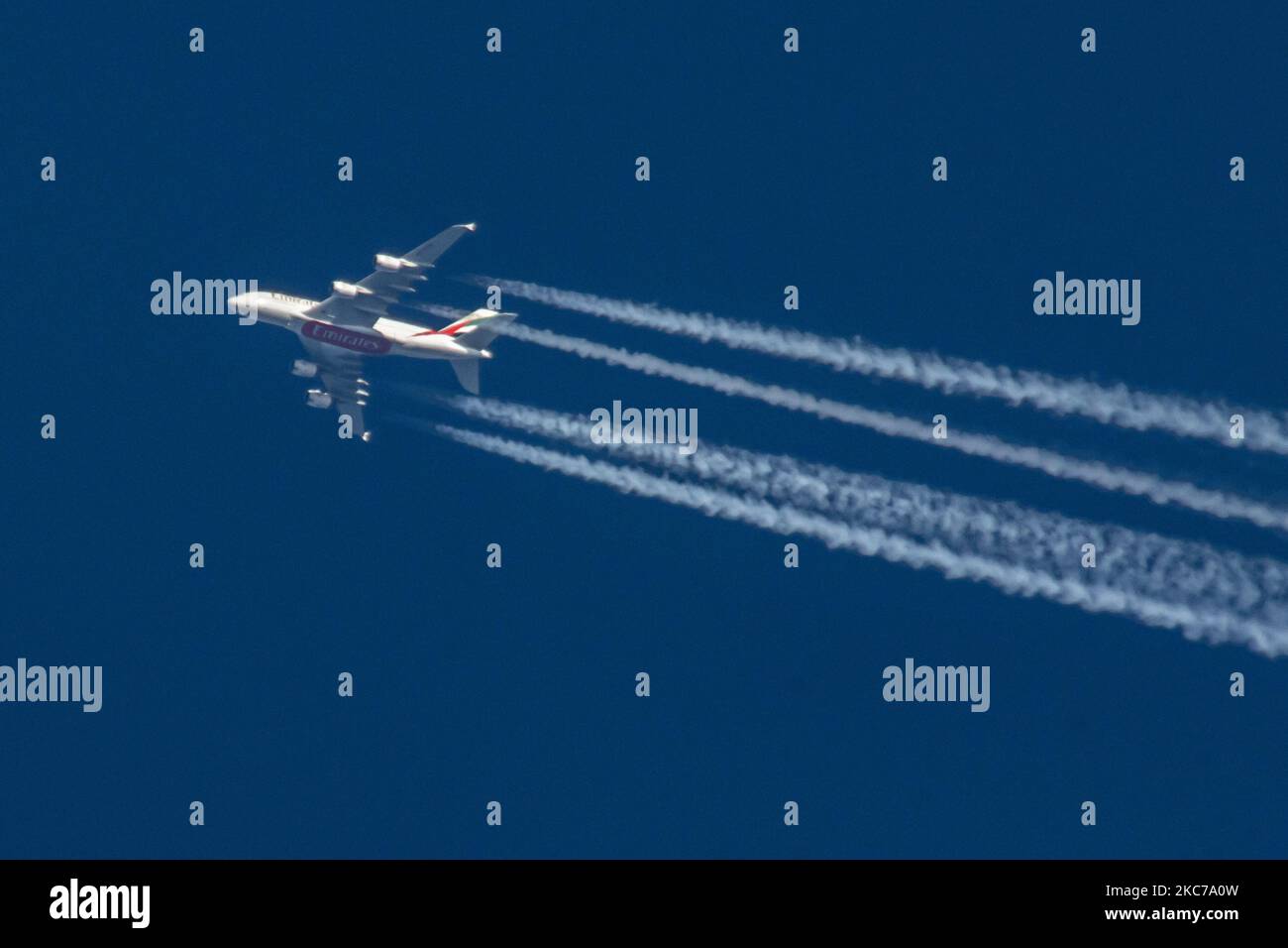 Emirates Airbus A380 comme vu voler dans le ciel bleu au-dessus des pays-Bas en Europe la route de Dubai DXB, eau à Manchester MAN au Royaume-Uni. L'avion long-courrier à double étage à corps large survolant est immatriculé A6-EVL et est alimenté par 4x moteurs à réaction RR Trent 972. Emirates a relancé ses vols avec le A388 après que la flotte ait été mise à terre pour les restrictions de voyage du coronavirus. Le survoler crée contrail ou chemTrail en naviguant à 40,000 pieds, formant une ligne blanche de sentier de condensation dans l'atmosphère qui se trouve derrière. Emirates EK ème porte-drapeau de Dubaï - United Arab Banque D'Images