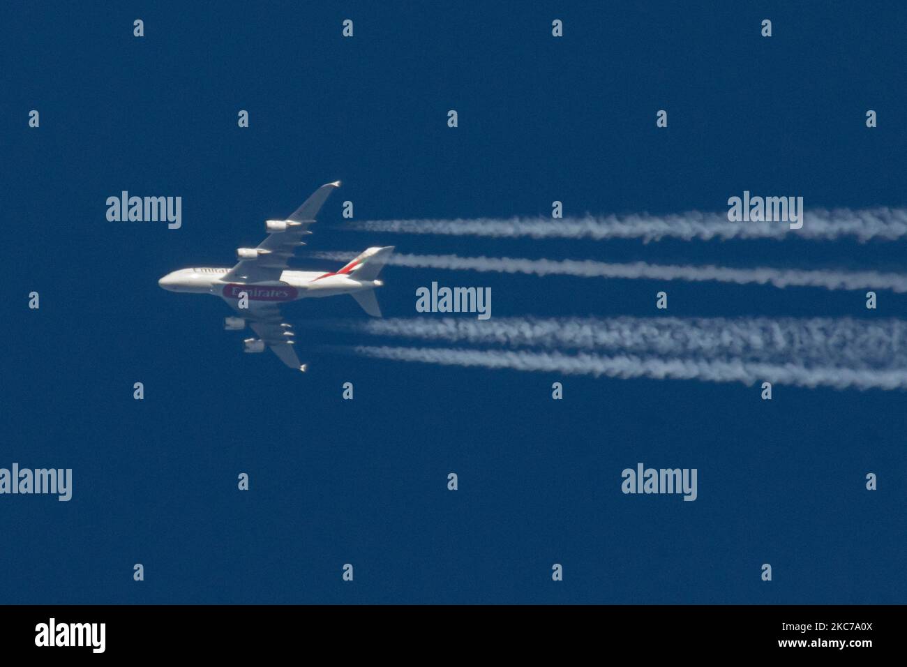 Emirates Airbus A380 comme vu voler dans le ciel bleu au-dessus des pays-Bas en Europe la route de Dubai DXB, eau à Manchester MAN au Royaume-Uni. L'avion long-courrier à double étage à corps large survolant est immatriculé A6-EVL et est alimenté par 4x moteurs à réaction RR Trent 972. Emirates a relancé ses vols avec le A388 après que la flotte ait été mise à terre pour les restrictions de voyage du coronavirus. Le survoler crée contrail ou chemTrail en naviguant à 40,000 pieds, formant une ligne blanche de sentier de condensation dans l'atmosphère qui se trouve derrière. Emirates EK ème porte-drapeau de Dubaï - United Arab Banque D'Images