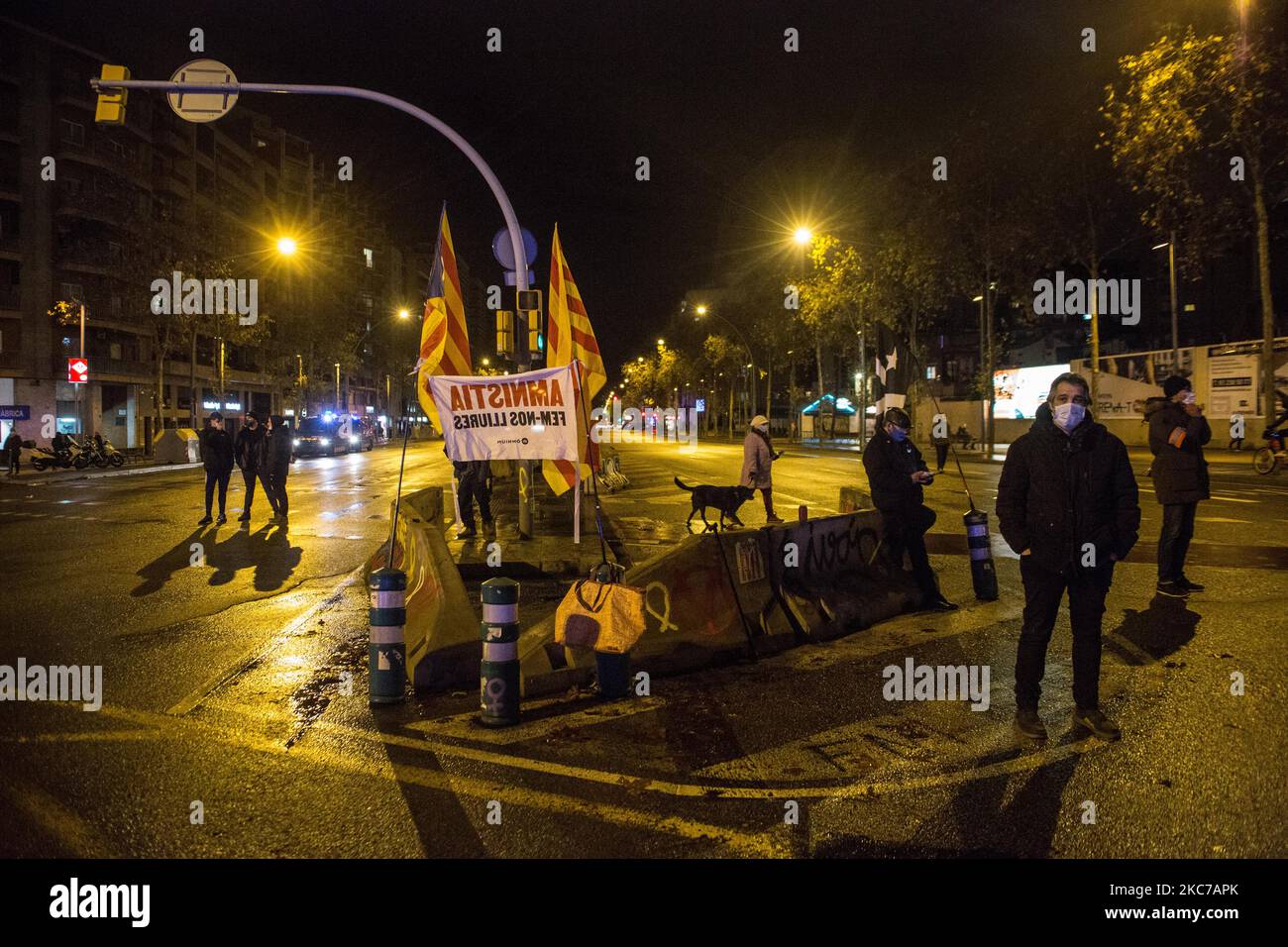 L'indépendance catalane est à côté des drapeaux de l'indépendance sur l'avenue. Près des élections de la Generalitat de Catalogne, le parti d'extrême droite espagnol Vox, met en place une tente d'information sur l'Avenida Meridiana, une avenue de Barcelone, en Espagne, sur 10 janvier 2021 où il y a des manifestations hebdomadaires pour l'indépendance de la Catalogne. Les groupes antifascistes et indépendantistes catalans ont organisé une manifestation contre la tente d'information du parti Vox. La police a empêché l'approche et a identifié les personnes des groupes antifascistes (photo de Thiago Prudencio/DAX Images/NurPhoto) Banque D'Images