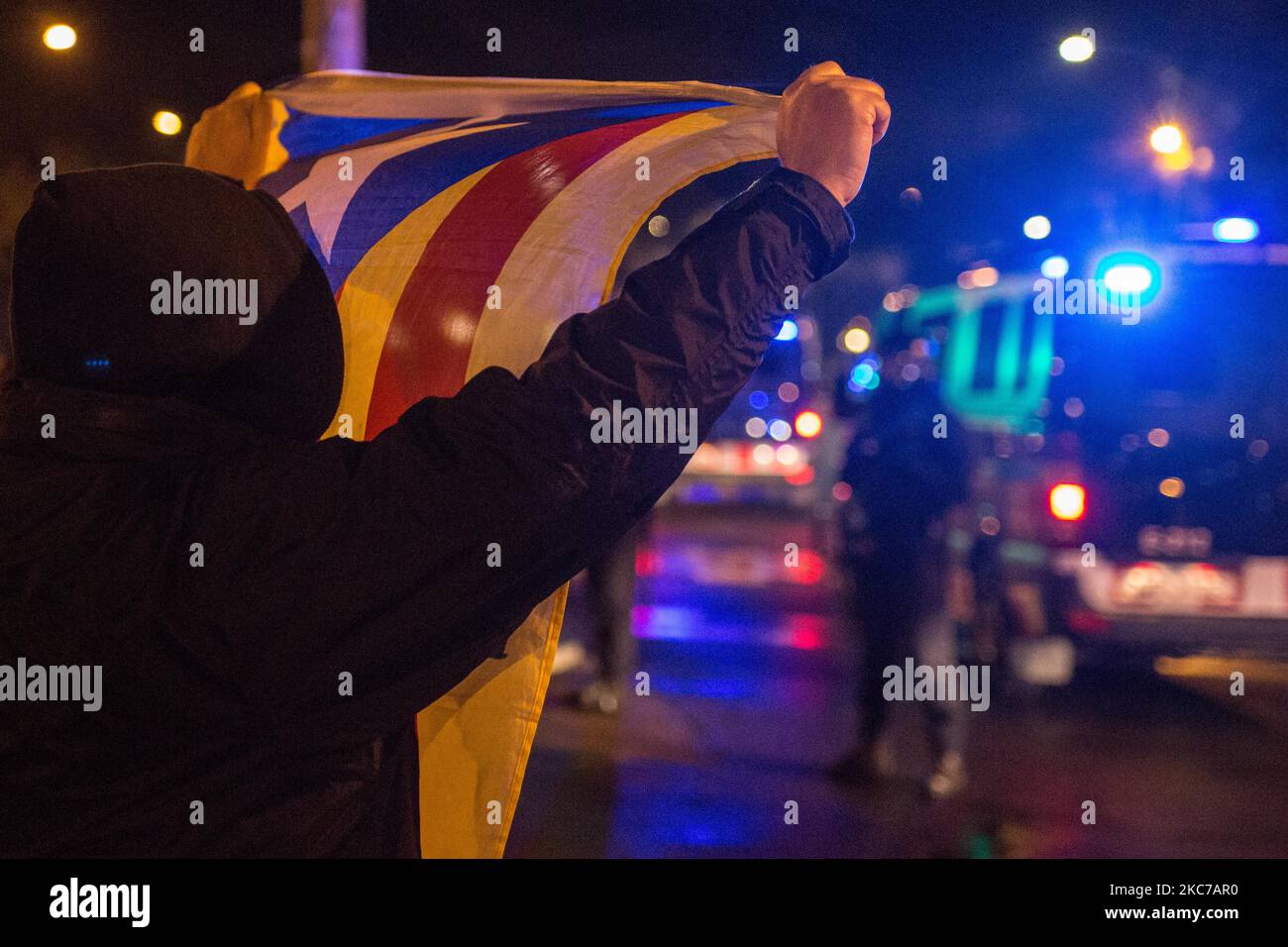 Un manifestant montre à la police le drapeau de l'indépendance catalane. Près des élections de la Generalitat de Catalogne, le parti d'extrême droite espagnol Vox, met en place une tente d'information sur l'Avenida Meridiana, une avenue de Barcelone, en Espagne, sur 10 janvier 2021 où il y a des manifestations hebdomadaires pour l'indépendance de la Catalogne. Les groupes antifascistes et indépendantistes catalans ont organisé une manifestation contre la tente d'information du parti Vox. La police a empêché l'approche et a identifié les personnes des groupes antifascistes (photo de Thiago Prudencio/DAX Images/NurPhoto) Banque D'Images