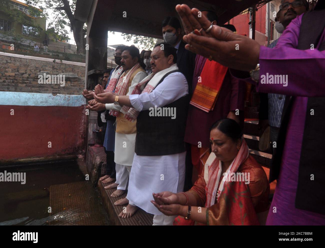 Le président national du BJP JP Nadda et son épouse proposent des prières au temple de Kamakhya à Guwahati, Inde le mardi 12 janvier 2021. (Photo par Anuwar Hazarika/NurPhoto) Banque D'Images