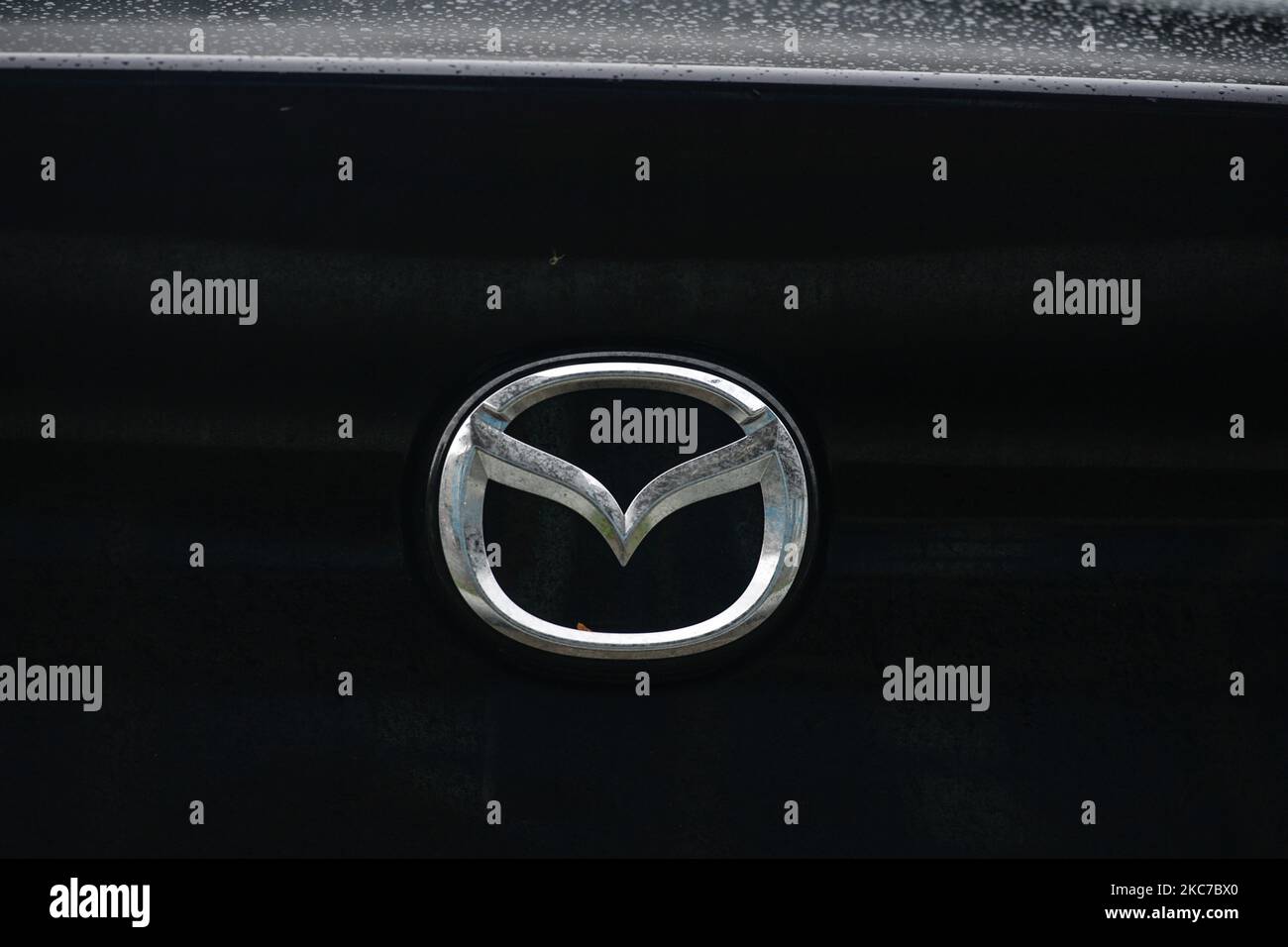 Un logo Mazda visible sur une voiture garée dans le centre-ville de Dublin. Mardi, 11 janvier 2021, à Dublin, Irlande. (Photo par Artur Widak/NurPhoto) Banque D'Images