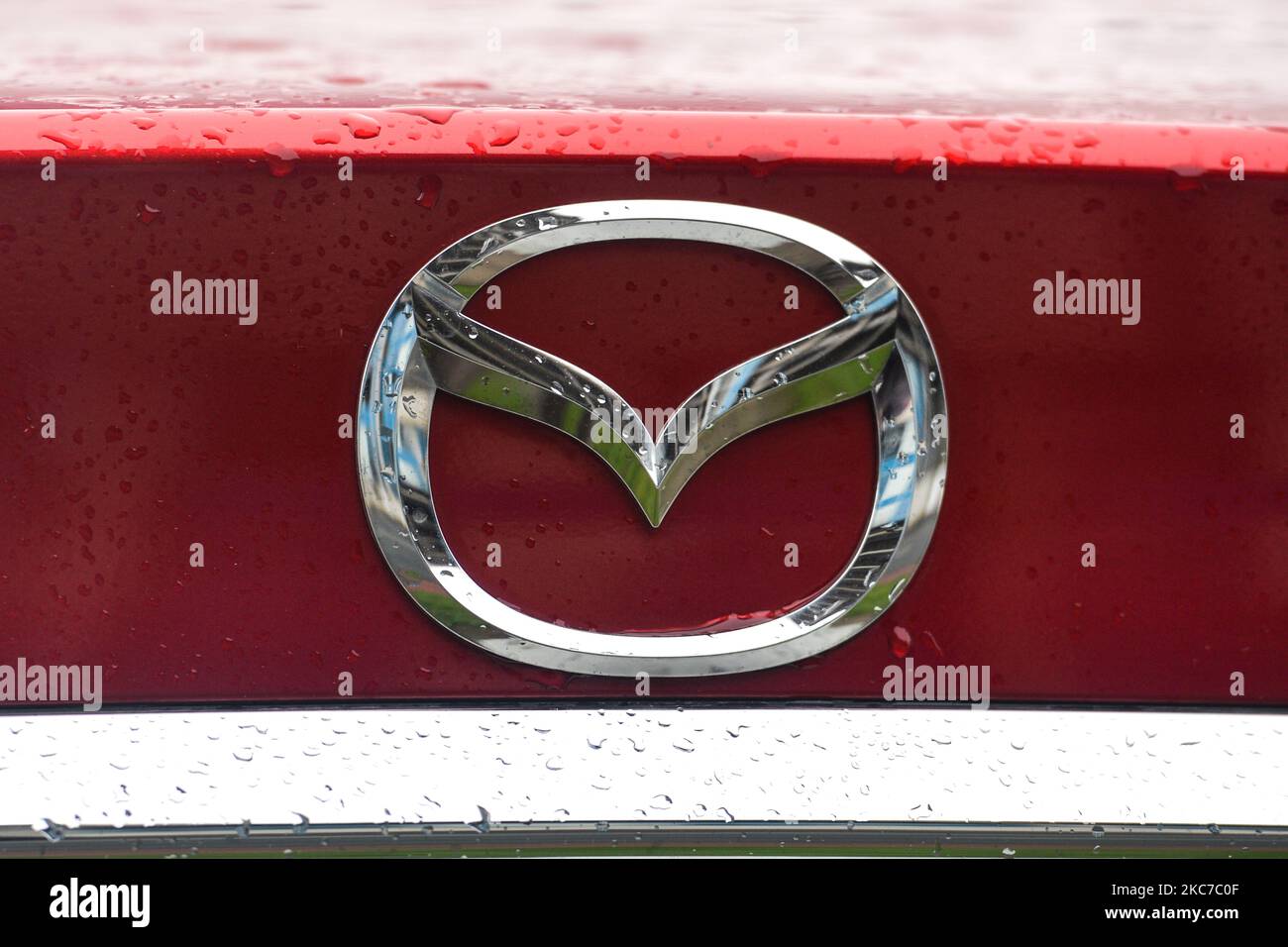 Un logo Mazda visible sur une voiture garée dans le centre-ville de Dublin. Mardi, 11 janvier 2021, à Dublin, Irlande. (Photo par Artur Widak/NurPhoto) Banque D'Images