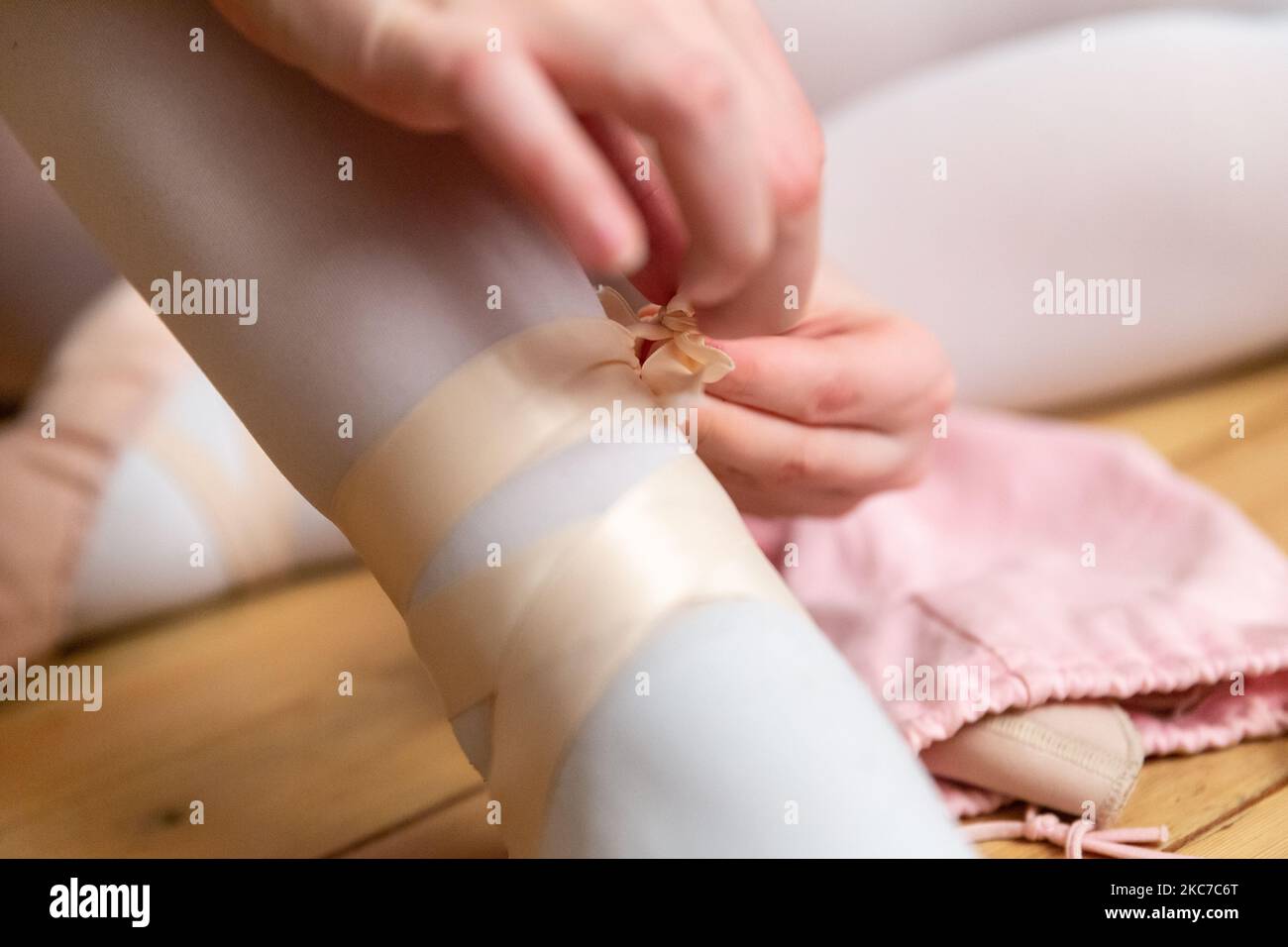 Gabi, âgée de 14 ans, assiste à son cours de ballet en ligne par son instructeur de l'école centrale de ballet de Londres, en Angleterre, sur 11 janvier 2021. Le groupe de Gabi se réunit chaque semaine pour former le ballet. L'école offre des cours en ligne depuis le début de la pandémie du coronavirus. Plus tôt en janvier, des restrictions de niveau 4 ont été introduites et toutes les écoles en Angleterre ont été fermées en raison de la forte augmentation des cas Covid-19. (Photo par Dominika Zarzycka/NurPhoto) Banque D'Images