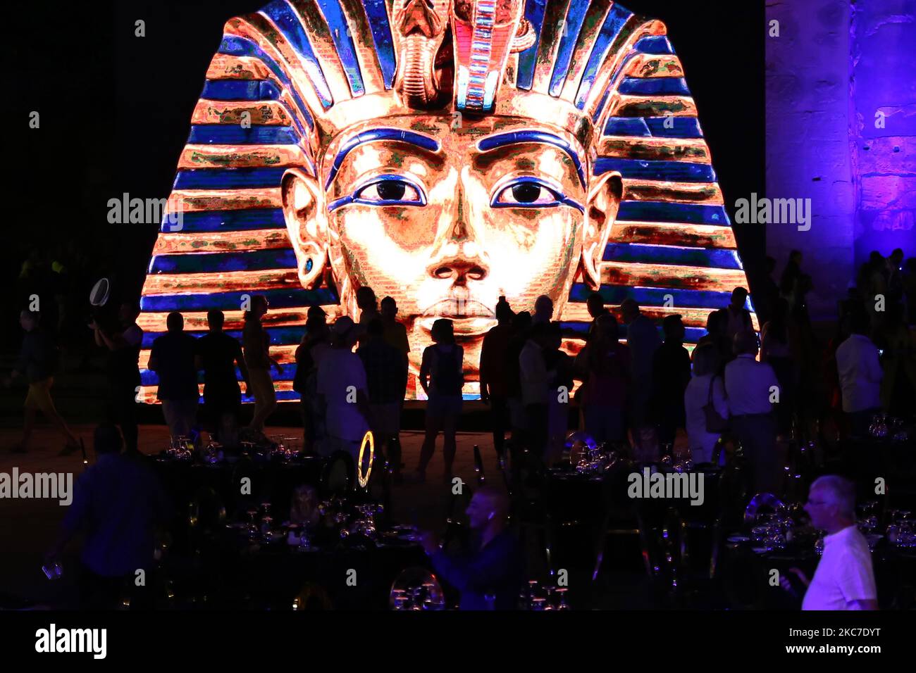 Louxor, Égypte. 04th novembre 2022. (221104) -- LOUXOR (ÉGYPTE), 4 novembre 2022 (Xinhua) -- les gens se tiennent devant un panneau géant montrant le masque d'or du roi Toutankhamon lors d'une célébration marquant le centenaire de la découverte du tombeau du roi Toutankhamon au temple de Louxor à Louxor, en Égypte, le 4 novembre 2022. L'Égypte a organisé vendredi des événements pour célébrer le centenaire de la découverte du tombeau du roi Toutankhamon en 1922. Toutankhamon, qui a monté le trône à l'âge de neuf ans et est mort à 19 ans, est le pharaon le plus connu au monde de l'Égypte ancienne. Le jeune roi régna de 1332 av. J.-C. à 1323 av. J.-C., pendant un périe Banque D'Images