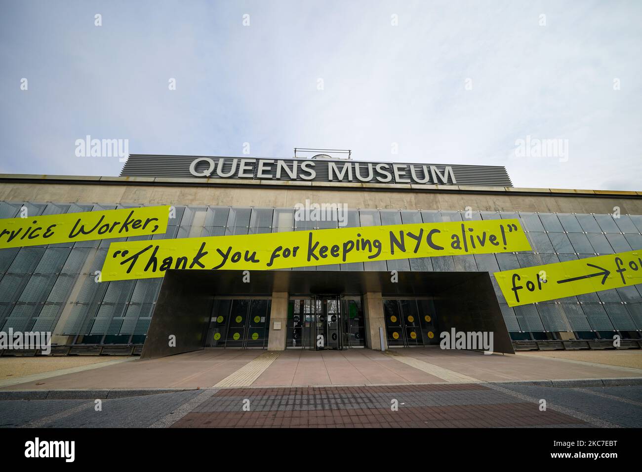 Une vue sur le Queens Museum à Corona Flushing Park futur site du NYC Health Department Vaccine Hub à Queens. Les personnes de plus de 75 ans, les travailleurs de l'éducation, la police et les pompiers, les travailleurs du transport en commun et les travailleurs de la sécurité sont admissibles à recevoir les vaccins dans le groupe 1B. Le groupe 1A comprend les travailleurs de la santé. Le premier jour, plus de 600 personnes se sont inscrites pour se faire vacciner à cet endroit. (Photo de John Nacion/NurPhoto) Banque D'Images