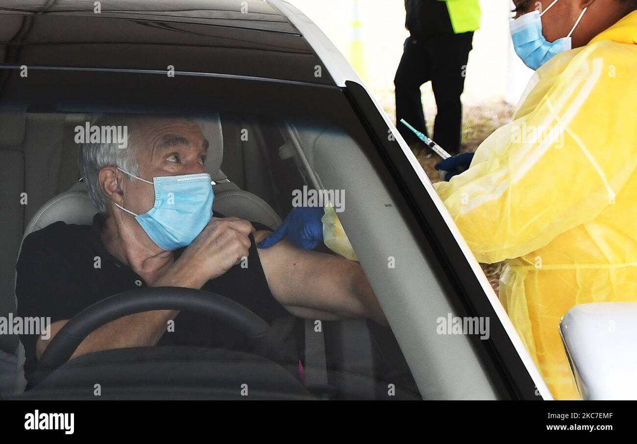 James Hughes reçoit le vaccin Moderna COVID-19 d'un professionnel de la santé dans un site de passage des véhicules récemment ouvert à 13 janvier 2021, dans les villages de Floride. Le site peut accueillir des voiturettes de golf et fournira jusqu'à 800 vaccins par jour aux personnes de 65 ans et plus, ainsi qu'aux travailleurs de la santé de première ligne. (Photo de Paul Hennessy/NurPhoto) Banque D'Images