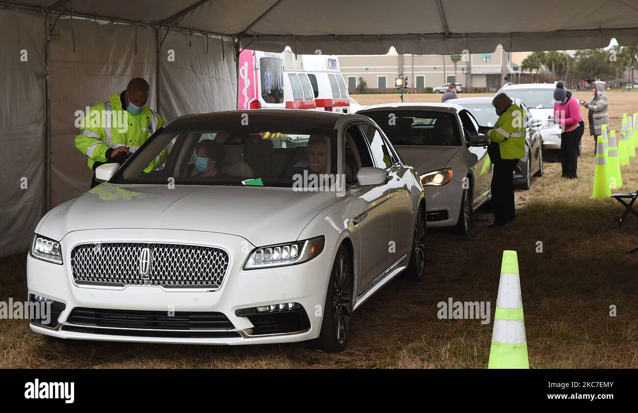 Les personnes en voiture se font la queue pour recevoir le vaccin Moderna COVID-19 des travailleurs de la santé sur un site de drive récemment ouvert à 13 janvier 2021, dans les villages, en Floride. Le site peut accueillir des voiturettes de golf et fournira jusqu'à 800 vaccins par jour aux personnes de 65 ans et plus, ainsi qu'aux travailleurs de la santé de première ligne. (Photo de Paul Hennessy/NurPhoto) Banque D'Images