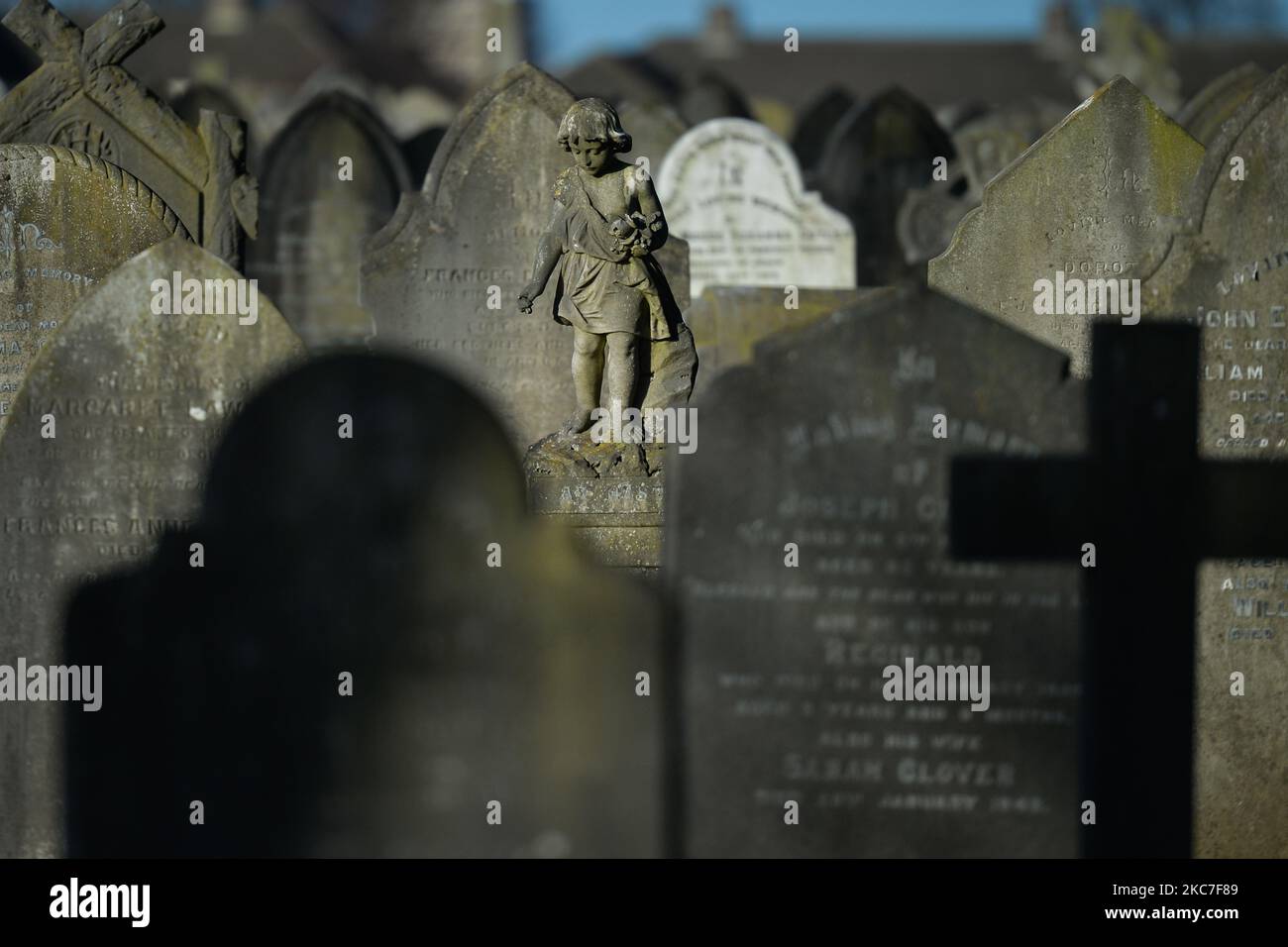 Une figurine d'un ange vu près du monument commémorant plus de 200 enfants de la maison mère et enfant de Bethany au cimetière du Mont Jerome, à Harold's Cross, Dublin. Taoiseach Micheal Martin (Premier ministre irlandais) a présenté hier soir des excuses historiques aux survivants des maisons de mère et de bébé. Le rapport final tant attendu de la Commission d'enquête sur les foyers pour mères et bébés a été publié il y a deux jours en Irlande. Il a confirmé qu'environ 9 000 enfants sont morts (entre 1922 et 1998) dans les 18 foyers sous enquête, soit environ 15 % de tous les enfants qui se trouvaient dans les établissements. Le jeudi Banque D'Images