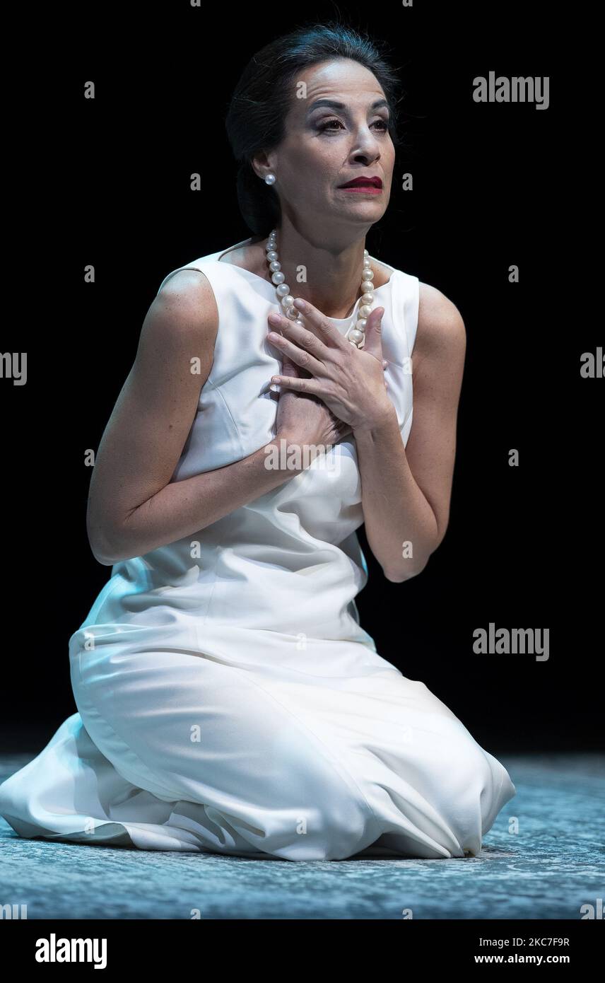 La soprano Maria Rey-Joly se produit sur scène lors de la "viva" Theatre Play, basée sur la vie de Maria Callas, au canal Teatros del 14 janvier 2021 à Madrid, en Espagne. (Photo par Oscar Gonzalez/NurPhoto) Banque D'Images