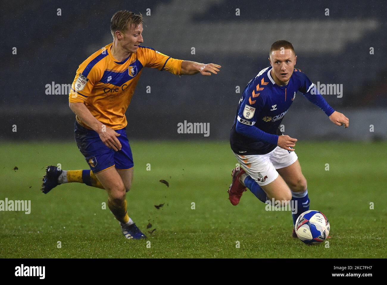 Les défenses Davis Keillor-Dunn d'Oldham Athletic avec Harry Charsley de Mansfield Town lors du match de Sky Bet League 2 entre Oldham Athletic et Mansfield Town à Boundary Park, Oldham, le mercredi 13th janvier 2021. (Photo d'Eddie Garvey/MI News/NurPhoto) Banque D'Images