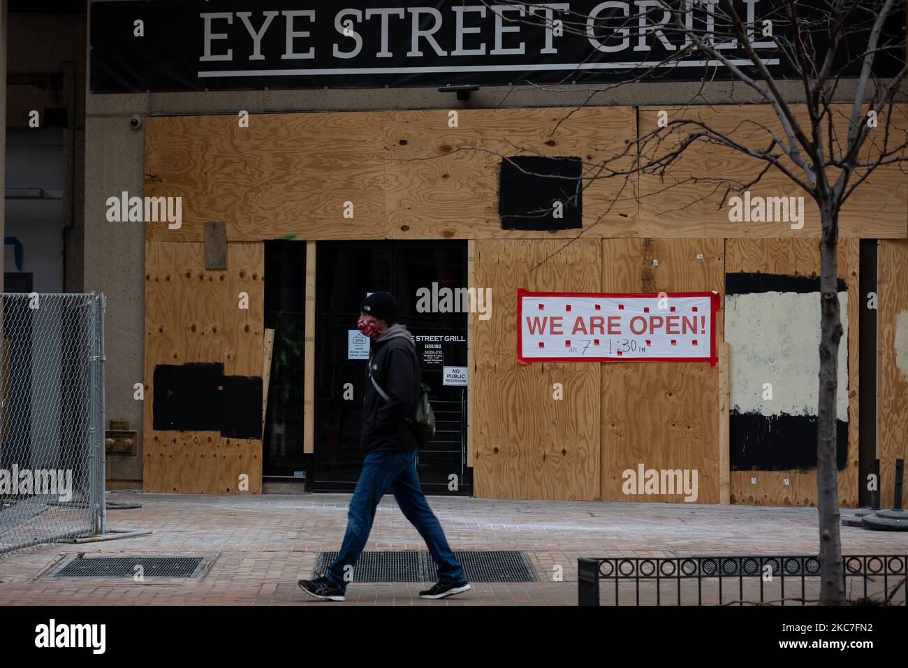 Une vitrine d'affaires est entourée de contreplaqué de protection quelques jours avant le jour de l'inauguration à Washington, D.C., 14 janvier 2021. (Photo par Aurora Samperio/NurPhoto) Banque D'Images