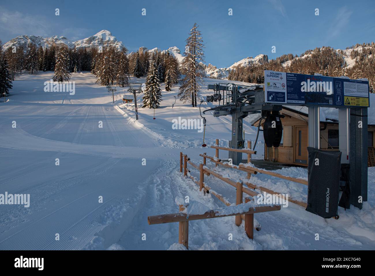 Sur la photo les pistes de ski de Palafavera fermées au public mais ouvertes aux membres de la FISI (Fédération italienne de ski) pour la formation. Les stations de ski auraient dû rouvrir leurs pistes et leurs cabanes dès le 7 janvier. Toutefois, la date a été reportée à 18 janvier en raison de l'épidémie de Covid19 qui continue de contrôler l'Italie et son économie. Maintenant, même cette date semble être plus loin, en mettant en difficulté les villes et les villes du domaine skiable de ??les Dolomites, patrimoine de l'UNESCO, qui sont obligés de protéger leurs montagnes, la principale source de revenu pour une grande partie de la montagne Banque D'Images