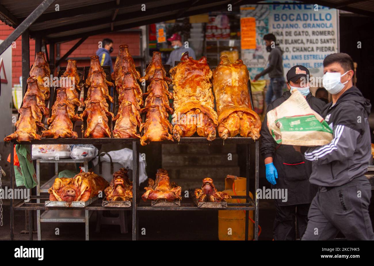 En el Mercado Mayorista de Quito varios trabajadores depachan productos a los primero compradores de la manana. Sur 15 janvier 2021 à Quito, Équateur. (Photo de Rafael Rodriguez/NurPhoto) Banque D'Images