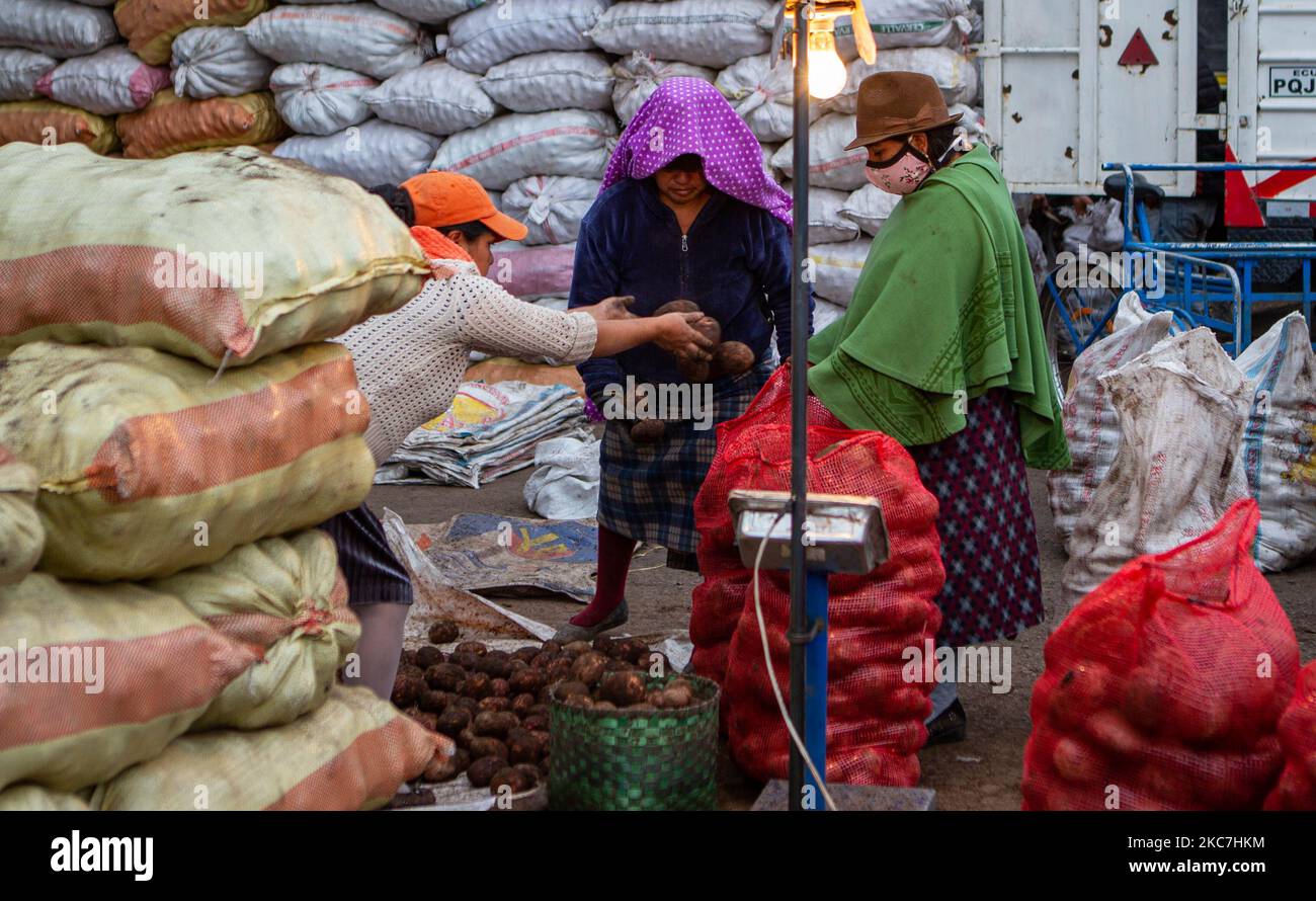 En el Mercado Mayorista de Quito varios trabajadores depachan productos a los primero compradores de la manana. Sur 15 janvier 2021 à Quito, Équateur. (Photo de Rafael Rodriguez/NurPhoto) Banque D'Images