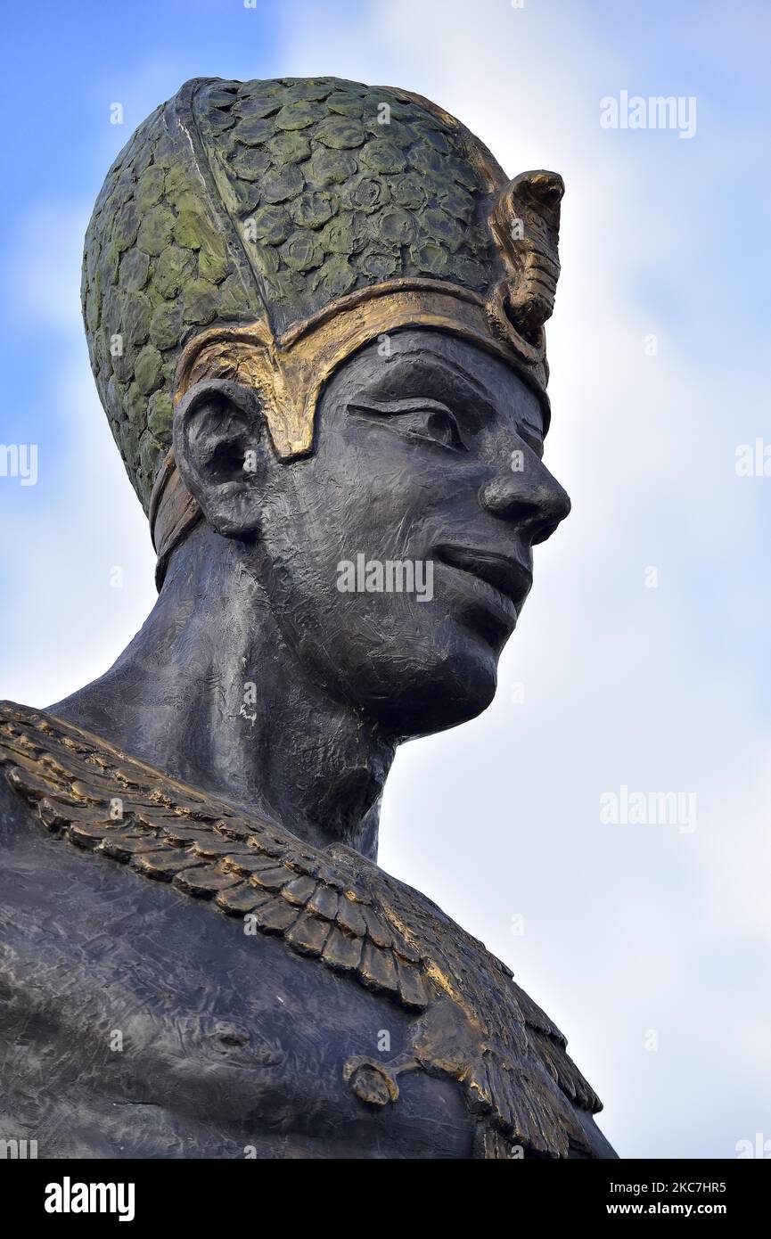 La célébration du nouvel an amazigh 2971 qui coïncide avec 12 janvier, a été marquée cette année par l'inauguration, dans le centre-ville de Tizi-Ouzou, d'une statue portant l'effigie du Pharaon amazigh Chachnaq (Sheshonq 1st) qui a dirigé l'Égypte ancienne à la mort de son beau-père Psousennès II, Et fondateur de la dynastie 22nd en 950 av. J.-C. photos prises à Tizi-Ouazou en Algérie sur 15 janvier 2021 (photo de SEFOUANE OMAR / APP) (photo de APP/NurPhoto) Banque D'Images