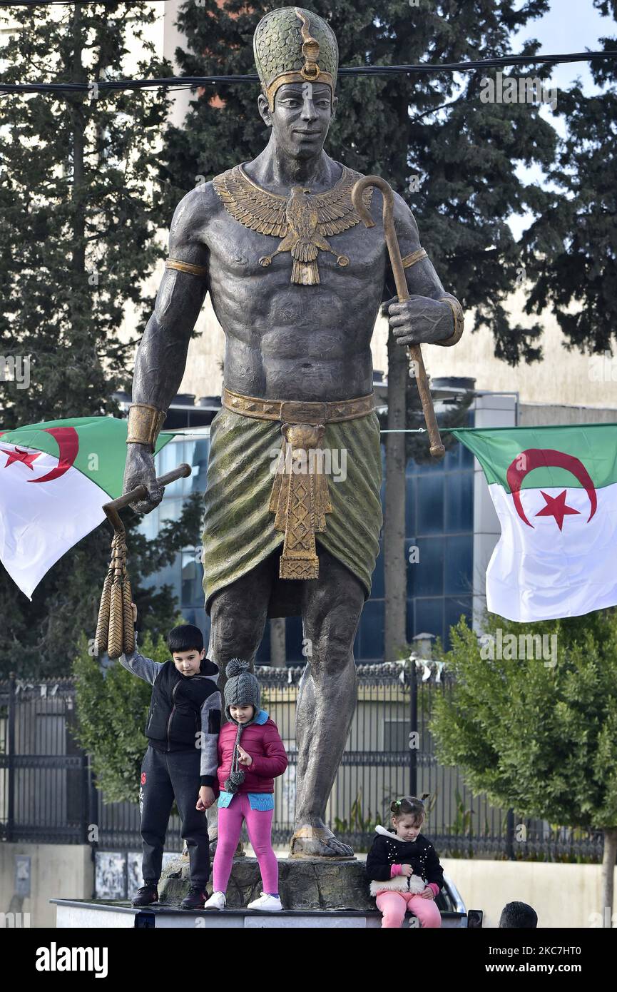 La célébration du nouvel an amazigh 2971 qui coïncide avec 12 janvier, a été marquée cette année par l'inauguration, dans le centre-ville de Tizi-Ouzou, d'une statue portant l'effigie du Pharaon amazigh Chachnaq (Sheshonq 1st) qui a dirigé l'Égypte ancienne à la mort de son beau-père Psousennès II, Et fondateur de la dynastie 22nd en 950 av. J.-C. photos prises à Tizi-Ouazou en Algérie sur 15 janvier 2021 (photo de SEFOUANE OMAR / APP) (photo de APP/NurPhoto) Banque D'Images