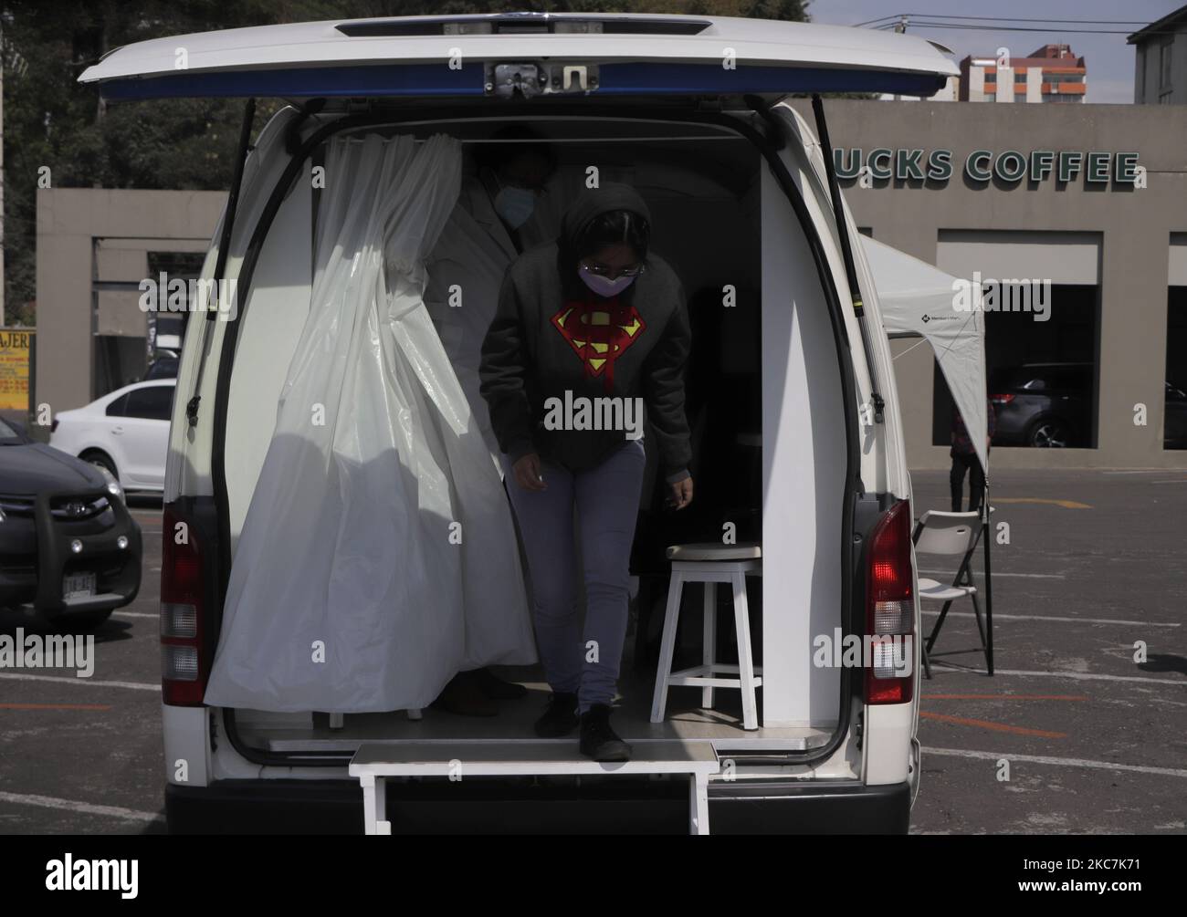 Réalisation rapide de tests COVID-19 à l'intérieur d'une fourgonnette dans le parking d'un magasin libre-service Soriana à Mexico. Actuellement, l'occupation hospitalière des patients COVID-19 à Mexico pendant l'urgence sanitaire et la lumière rouge épidémiologique est de 91%. La suspension de toutes les activités non essentielles se poursuivra jusqu'à 18 janvier 2021. (Photo de Gerardo Vieyra/NurPhoto) Banque D'Images