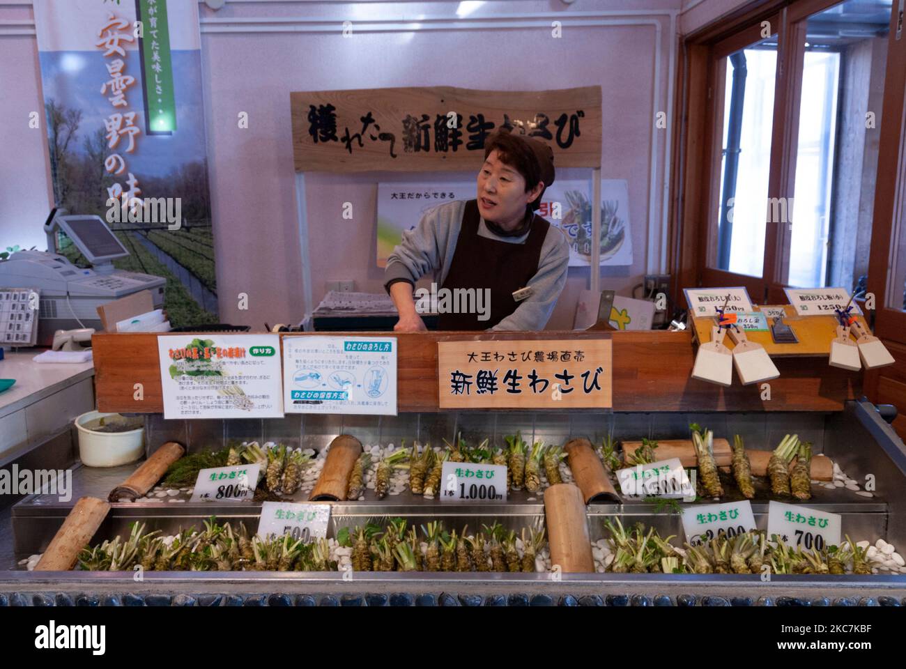 La boutique vendant des racines de wasabi fraîches à la ferme de wasabi Daio, Nagano, Japon. Banque D'Images