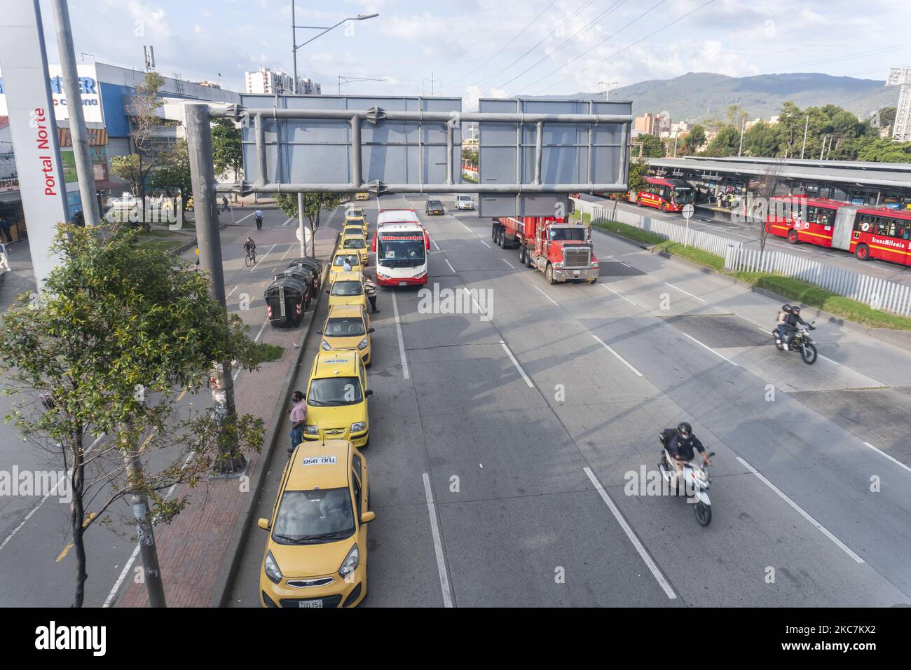 Plusieurs ont cessé de prendre des taxis attendant de travailler pendant la quarantaine totale au milieu de la deuxième vague de la pandémie de Covid 19, à Bogotá, en Colombie, sur 16 janvier 2021. En raison de l'augmentation de la contagion de Covid 19, le maire de la ville a décidé de fermer Bogotá en quarantaine totale de ce vendredi à lundi matin. (Photo de Daniel Garzon Herazo/NurPhoto) Banque D'Images