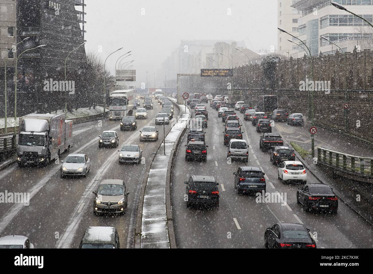 Embouteillage dû à la première chute de neige de cette saison d'hiver à Paris, France sur 16 janvier 2021 (photo d'Adnan Farzat/NurPhoto) Banque D'Images