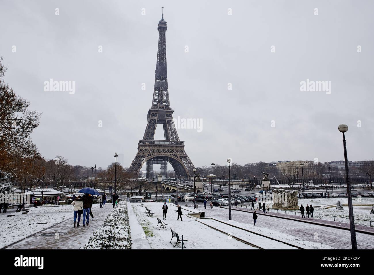 Les gens marchent à Paris, en France, sur 16 janvier 2021 pendant la première chute de neige de la saison (photo d'Adnan Farzat/NurPhoto) Banque D'Images