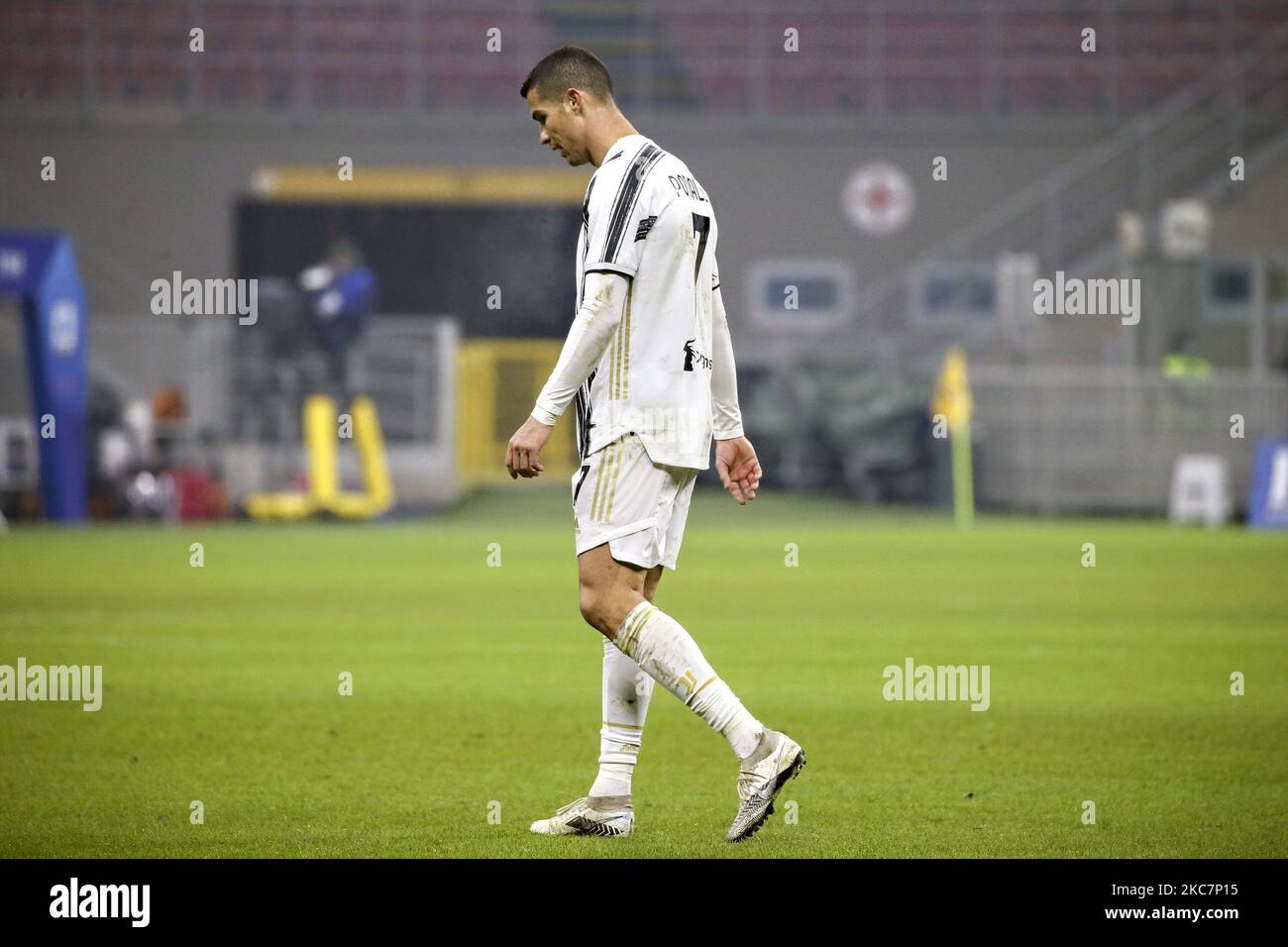 Cristiano Ronaldo de Juventus montre sa déjection lors de la série Un match entre le FC Internazionale et le Juventus au Stadio Giuseppe Meazza sur 17 janvier 2021 à Milan, Italie. Les stades sportifs autour de l'Italie restent soumis à des restrictions strictes en raison de la pandémie du coronavirus, car les lois de distanciation sociale du gouvernement interdisent aux fans à l'intérieur des lieux, ce qui entraîne le jeu derrière des portes fermées. (Photo de Giuseppe Cottini/NurPhoto) Banque D'Images