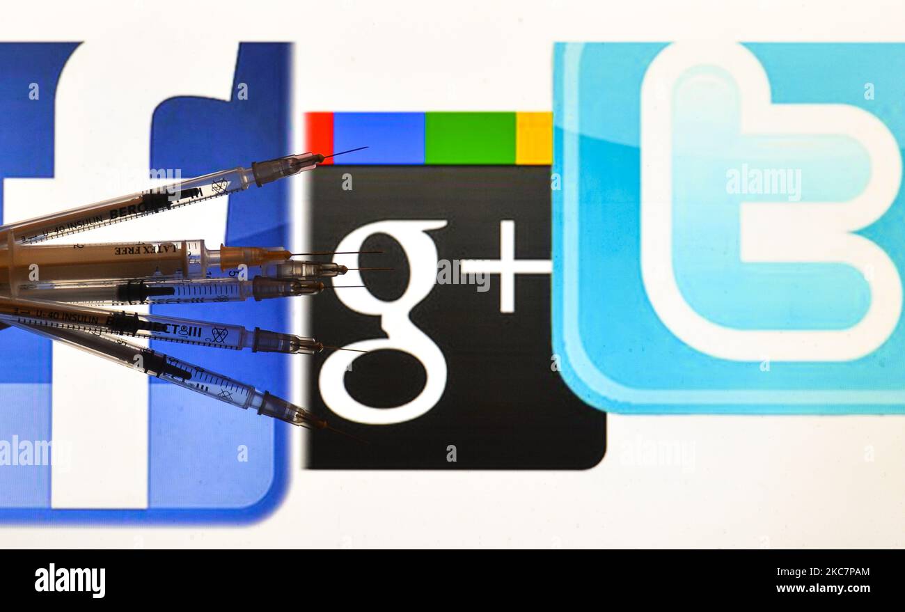 Une image illustrant des seringues médicales en face des logos Facebook, Google et Twitter affichés sur les écrans. Lundi, 18 janvier 2021, à Dublin, Irlande. (Photo par Artur Widak/NurPhoto) Banque D'Images