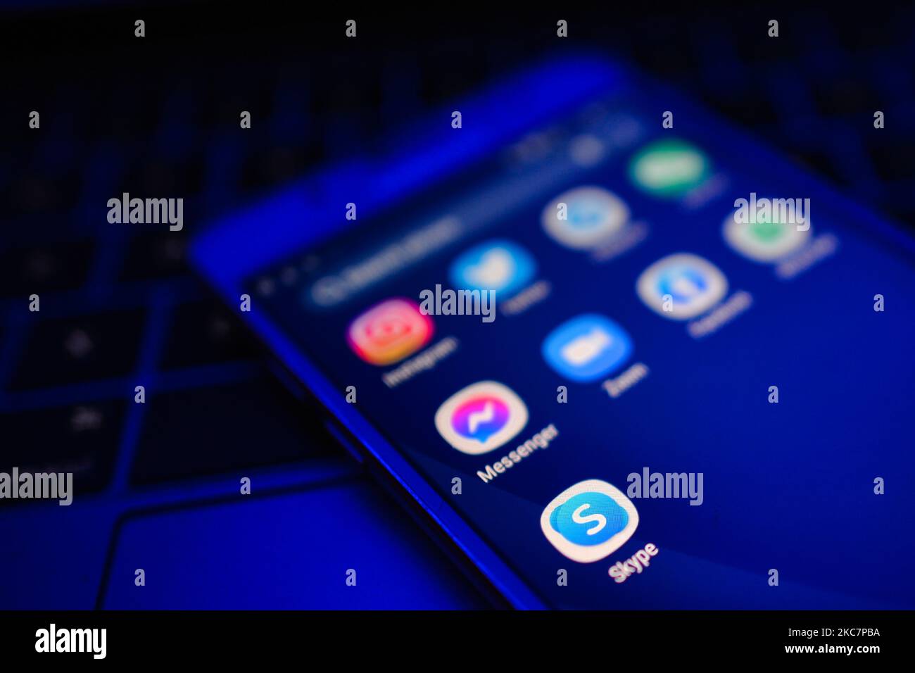 Une image illustrant des seringues médicales devant une image d'une illustration du coronavirus affichée sur les écrans. Lundi, 18 janvier 2021, à Dublin, Irlande. (Photo par Artur Widak/NurPhoto) Banque D'Images