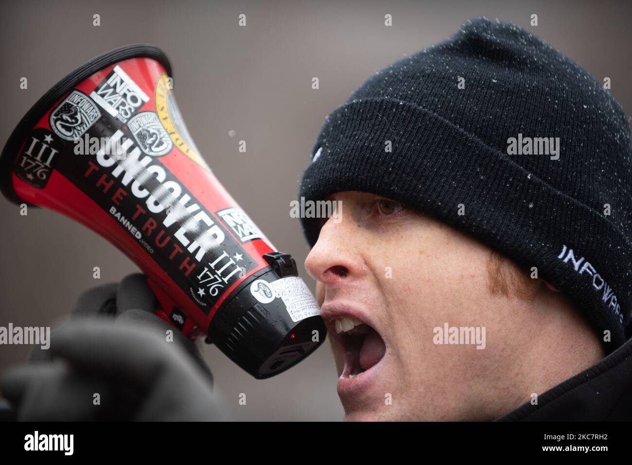 Un fan des Infowars d'Alex Jones agite le bois de Boogaloo et une femme transgenre qui hurle des théories conspirationnistes sur les conspirations de vote à Columbus, Ohio, sur 17 janvier 2021 (photo de Zach D Roberts/NurPhoto) Banque D'Images