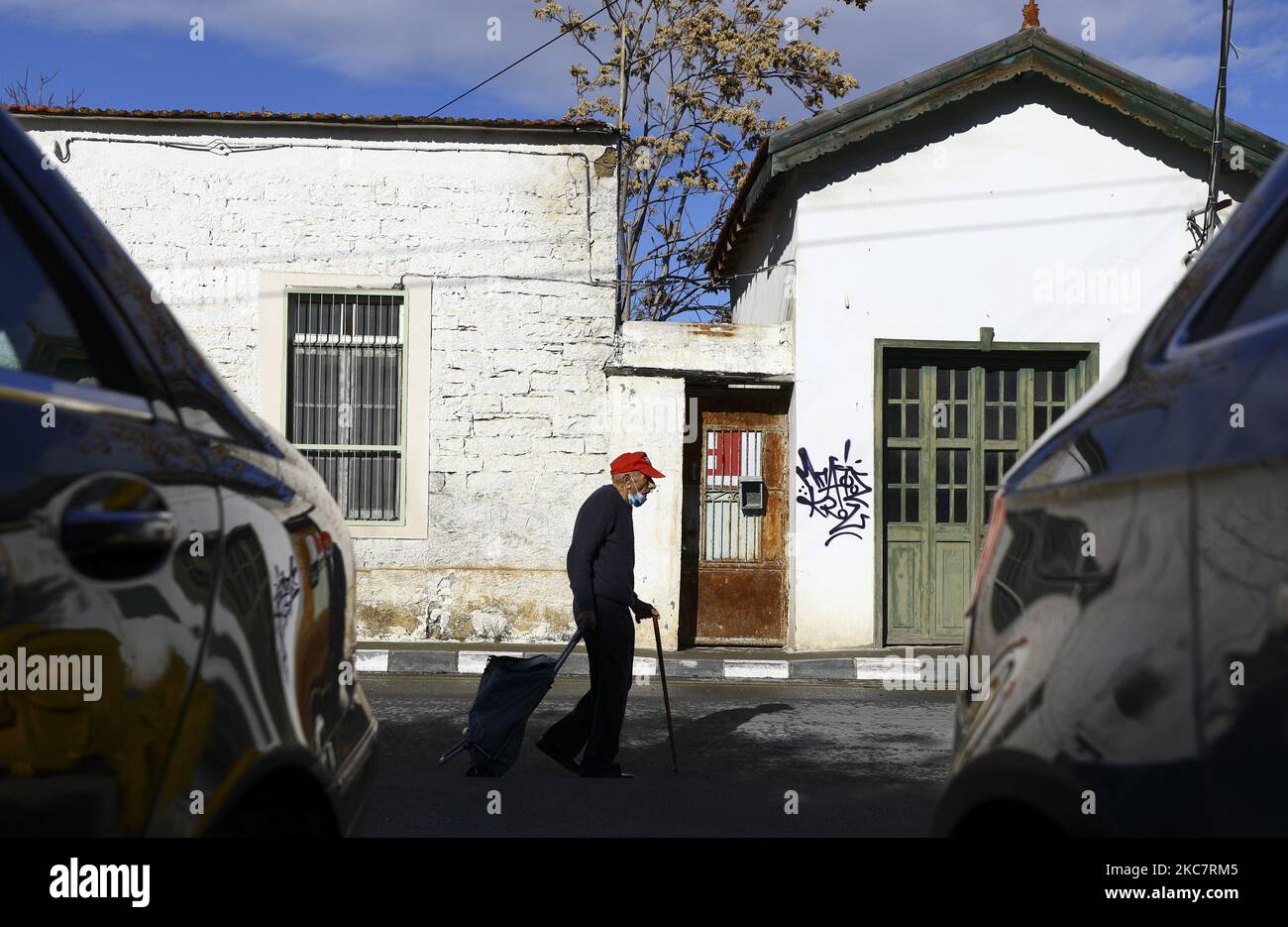 Un homme âgé portant un masque de protection transporte des articles d'épicerie dans un sac d'un magasin de Limassol. Chypre, mardi, 19 janvier 2021. Chypre pourrait faire défaut si le budget révisé est de nouveau rejeté par le Parlement et si le pays perd sa cote d'investissement. C'est ce qu'a déclaré le ministre des Finances, Konstantinos Petridis. « Nous ne pouvons pas allouer d’argent pour soutenir l’économie et nous devrons bientôt pleurer sur la terre brûlée, parce que nous vivons le onzième mois d’une pandémie, et que les ressources des entreprises privées ont atteint leurs limites », a déclaré le ministre aux députés. (Photo de Danil Shamkin/nu Banque D'Images