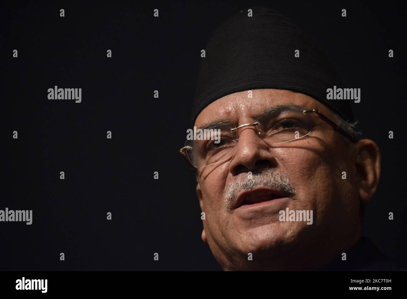 Un portrait du Président Puspa Kamal Dhala 'Prachanda' s'adresse à l'occasion de la deuxième réunion nationale de l'Organisation de la presse du Népal à Katmandou, Népal, mardi, 19 janvier 2021. Pushpa Kamal Dahal ‘Prachanda’ a affirmé qu’une nouvelle tentative a été faite pour rétablir la monarchie en dissolvant la Chambre des représentants (Hor). (Photo de Narayan Maharajan/NurPhoto) Banque D'Images