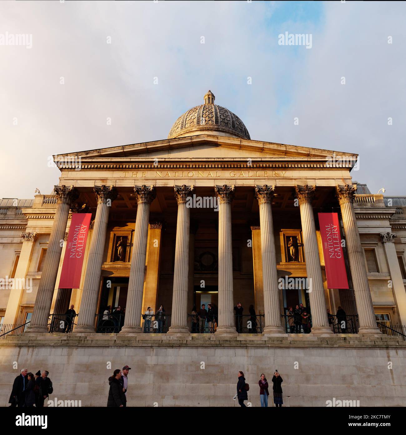 Façade de la National Gallery avec plate-forme d'observation entourée de colonnes, Londres, Angleterre Banque D'Images