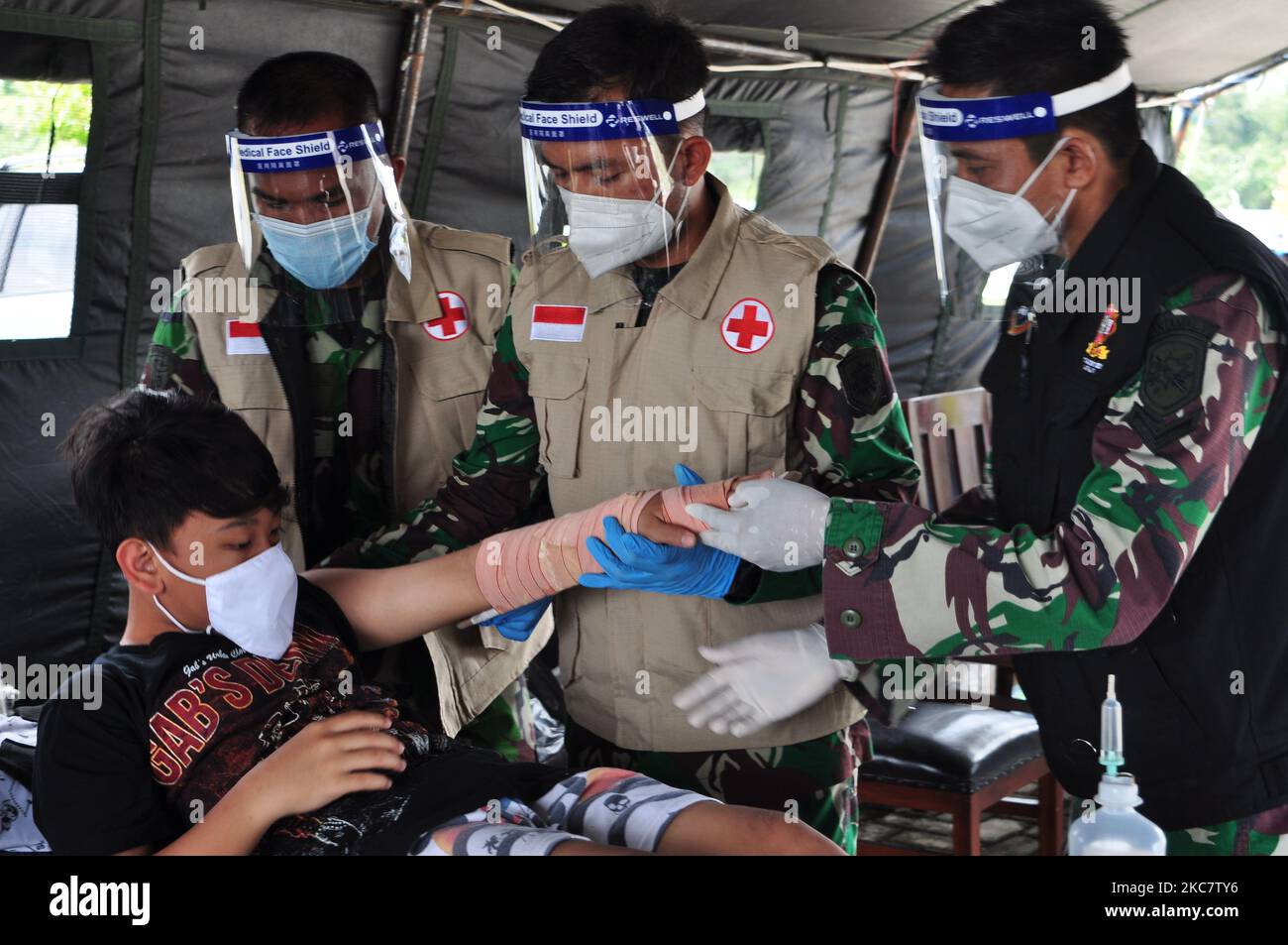 Le personnel de l'équipe médicale de la Marine indonésienne traite une main brisée d'un citoyen, l'une des victimes d'un tremblement de terre d'une magnitude de 6,2 dans la régence de Mamuju, province de Sulawesi Ouest, mardi, 19 janvier 2021. (Photo de Faldi Muhammad/NurPhoto) Banque D'Images