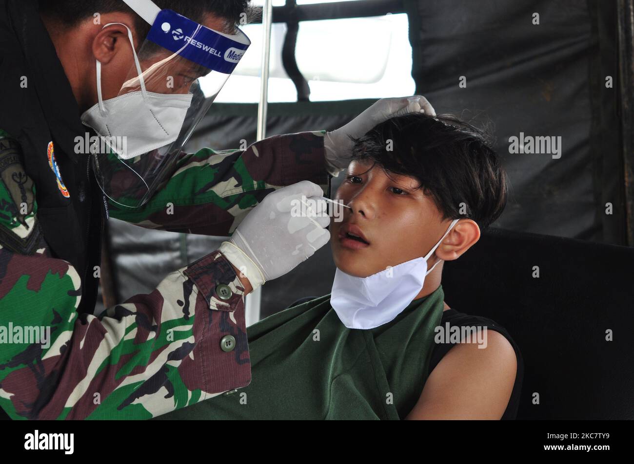 Le personnel médical de la Marine indonésienne effectue un test de détection du virus corona pour les survivants du tremblement de terre dans la Régence de Mamuju, province de Sulawesi-Ouest, mardi, 19 janvier 2021. Cela a été fait, parce que les postes de réfugiés existants sont considérés comme des endroits ayant un fort potentiel pour devenir le centre de la circulation du virus corona. (Photo de Faldi Muhammad/NurPhoto) Banque D'Images