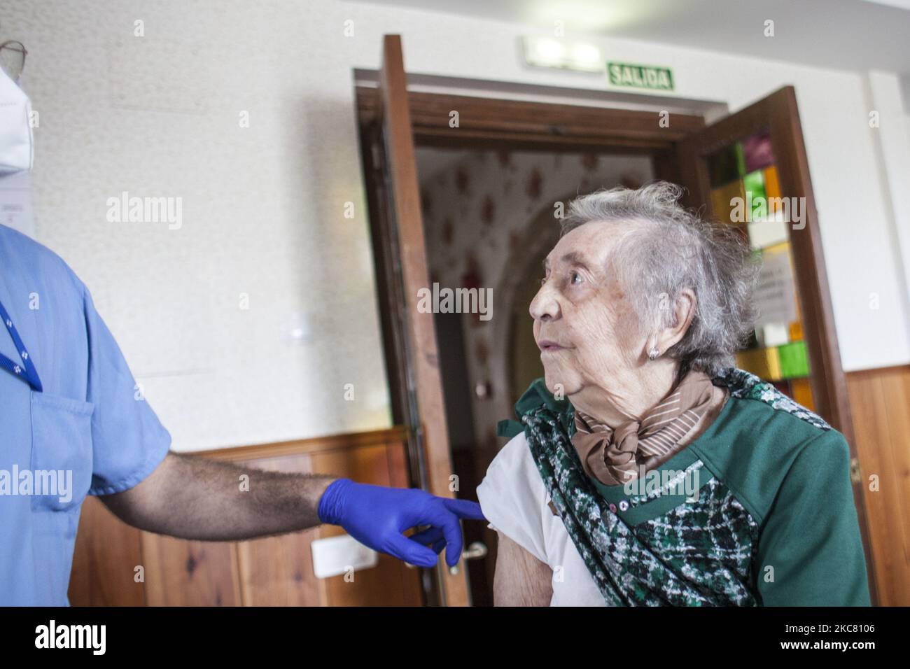 Un résident de la maison de soins est vu pendant qu'il est vacciné à 22 janvier 2021, à Norena, en Espagne. (Photo d'Alvaro Fuente/NurPhoto) Banque D'Images