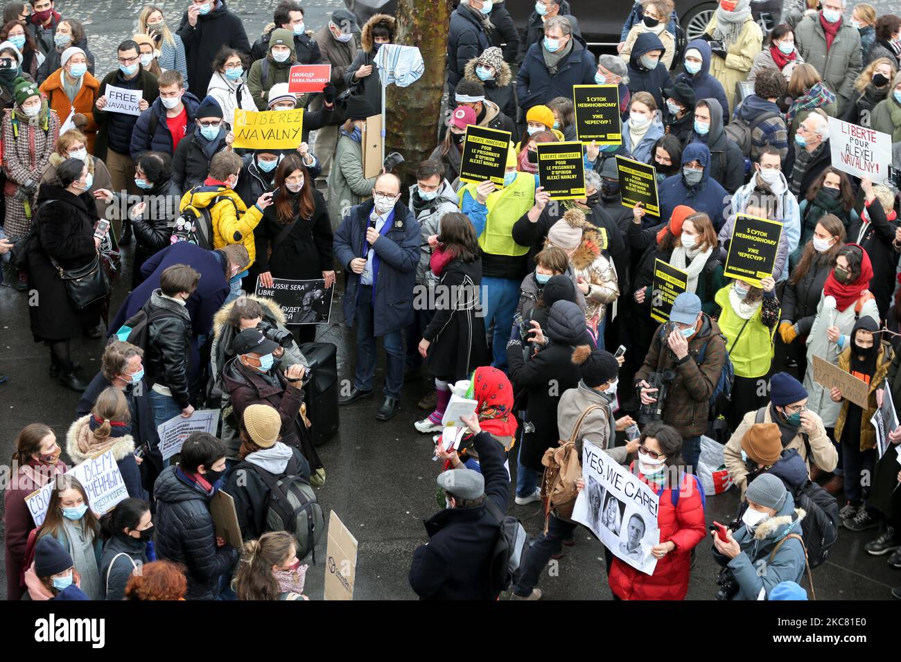 Des manifestants tiennent des pancartes lors d'un rassemblement en faveur du leader de l'opposition emprisonné Alexei Navalny à la place du Trocadéro, à Paris sur 23 janvier 2021. Navalny, 44 ans, a été arrêté dimanche dernier à son retour à Moscou après cinq mois en Allemagne, après avoir récupéré d'un empoisonnement quasi-mortel avec un agent nerveux et ensuite emprisonné pendant 30 jours en attendant son procès pour avoir violé une peine suspendue, il a été remis en 2014. (Photo de Michel Stoupak/NurPhoto) Banque D'Images