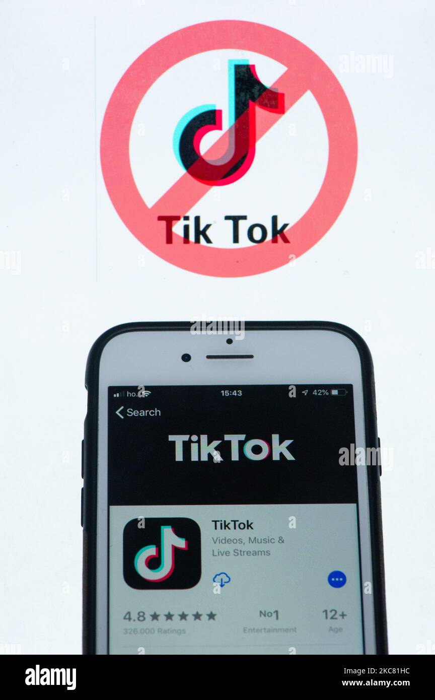 Un utilisateur qui ouvre TikTok sur son iPhone à l'Aquila, en Italie, sur 23 janvier 2021. Le garant de la vie privée a commandé le bloc pour les utilisateurs de TikTok sans avoir déterminé l'âge. (Photo d'illustration par Lorenzo Di Cola/NurPhoto) Banque D'Images