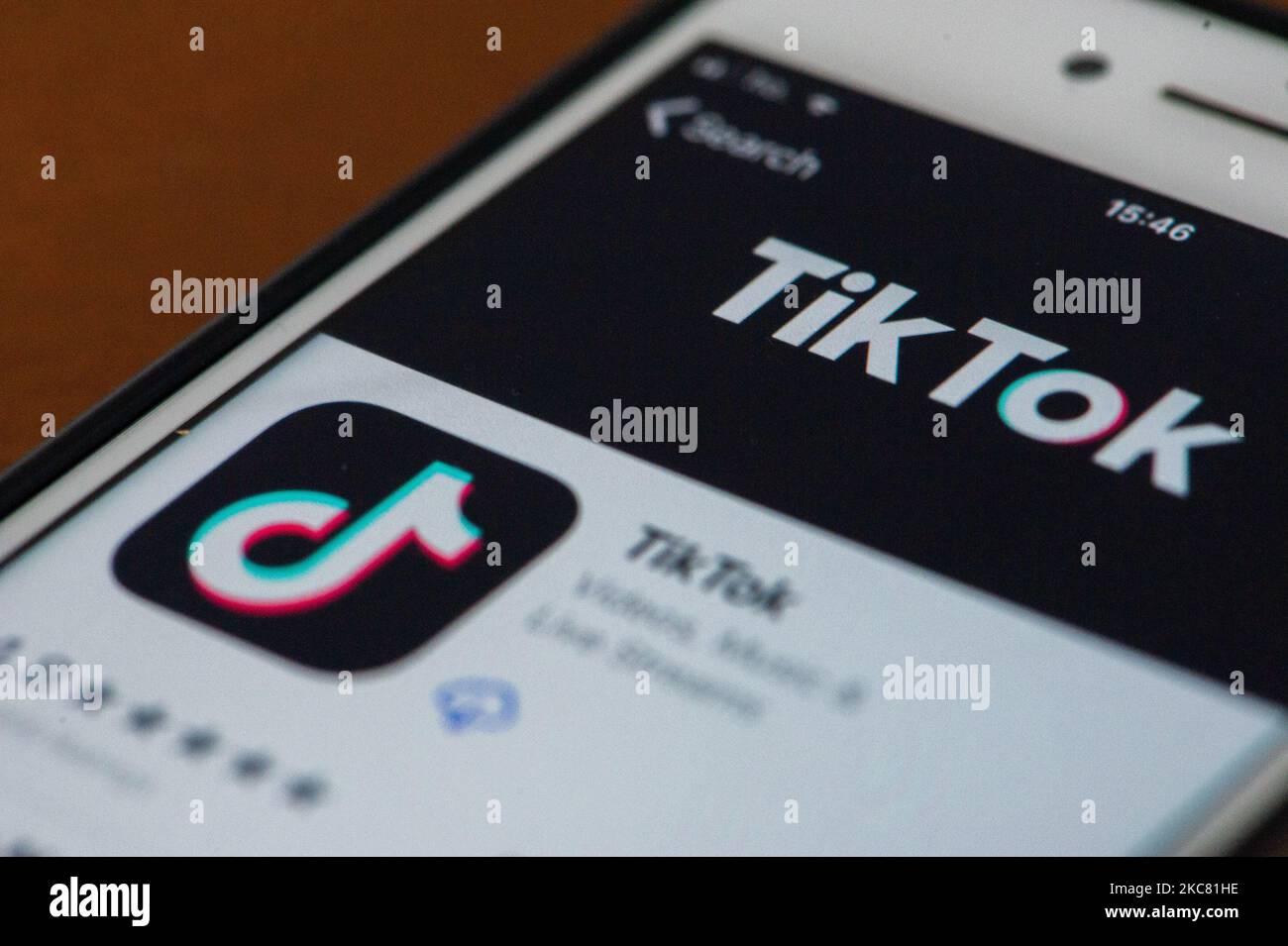 Un utilisateur qui ouvre TikTok sur son iPhone à l'Aquila, en Italie, sur 23 janvier 2021. Le garant de la vie privée a commandé le bloc pour les utilisateurs de TikTok sans avoir déterminé l'âge. (Photo d'illustration par Lorenzo Di Cola/NurPhoto) Banque D'Images