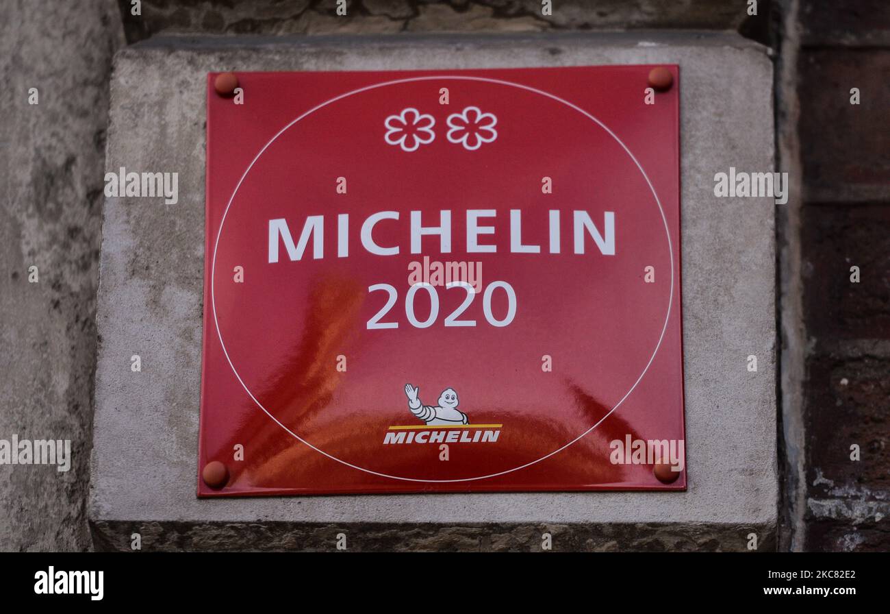 Un panneau Michelin deux étoiles à l'extérieur du restaurant gastronomique Patrick Guilbaud, dans le centre-ville de Dublin, vu au niveau 5 Covid-19 LockDown. Le samedi 23 janvier 2021, à Dublin, Irlande. (Photo par Artur Widak/NurPhoto) Banque D'Images