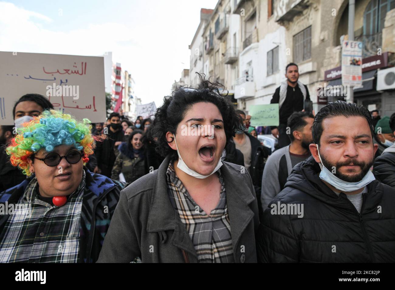 Les manifestants scandent des slogans anti-gouvernementaux alors qu'ils marchent dans les rues de la capitale Tunis pour protester contre la « violence policière » utilisée lors des dernières manifestations nocturnes qui ont éclaté dans le pays. Ils ont demandé la libération des jeunes manifestants arrêtés par la police. Des manifestants ont également protesté contre la déclaration du président du Conseil de Shura du parti islamiste tunisien Ennahdha, Abdelkarim Harouni, qui a déclaré : « les enfants d'Ennahdha seront sur le terrain pour soutenir les forces de sécurité ». Les manifestants scandaient des slogans, certains d'entre eux avaient marqué le soulèvement contre l'a Banque D'Images