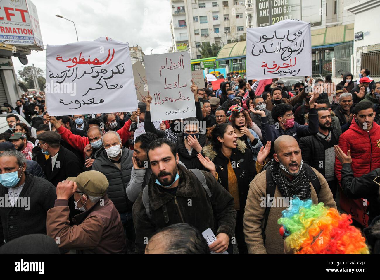 Les manifestants élèvent des pancartes antirégime alors qu'ils marchent dans les rues de la capitale Tunis pour protester contre la « violence policière » utilisée lors des dernières manifestations nocturnes qui ont éclaté dans le pays. Ils ont demandé la libération des jeunes manifestants arrêtés par la police. Des manifestants ont également protesté contre la déclaration du président du Conseil de Shura du parti islamiste tunisien Ennahdha, Abdelkarim Harouni, qui a déclaré : « les enfants d'Ennahdha seront sur le terrain pour soutenir les forces de sécurité ». Les manifestants scandaient des slogans, certains d'entre eux avaient marqué le soulèvement contre l'auth Banque D'Images