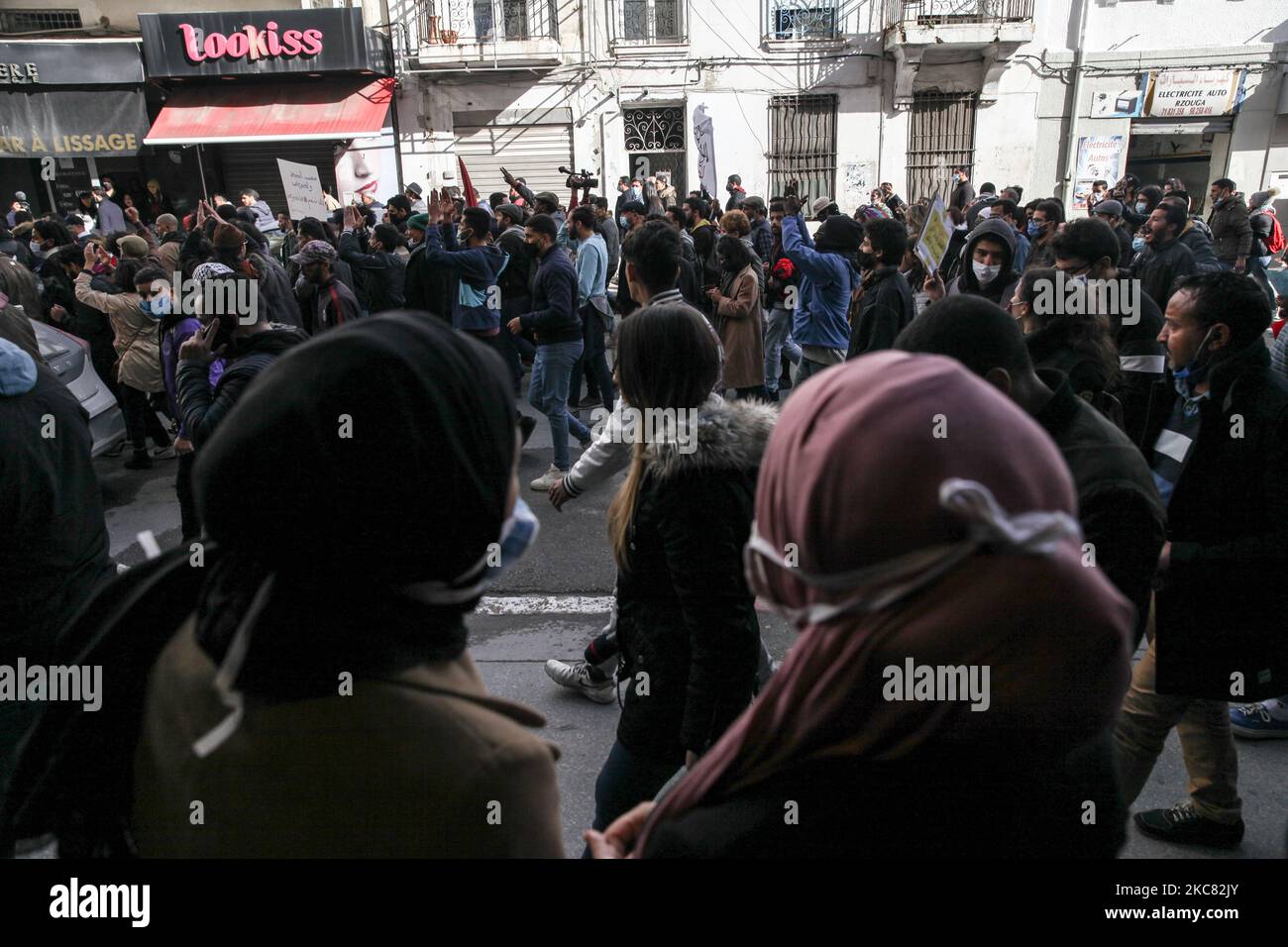 Les manifestants marchent dans les rues de la capitale Tunis pour protester contre la « violence policière » utilisée lors des dernières manifestations nocturnes qui ont éclaté dans le pays. Ils ont demandé la libération des jeunes manifestants arrêtés par la police. Des manifestants ont également protesté contre la déclaration du président du Conseil de Shura du parti islamiste tunisien Ennahdha, Abdelkarim Harouni, qui a déclaré : « les enfants d'Ennahdha seront sur le terrain pour soutenir les forces de sécurité ». Les manifestants scandaient des slogans, certains d'entre eux avaient marqué le soulèvement contre le régime autoritaire de l'ancien Tuni Banque D'Images