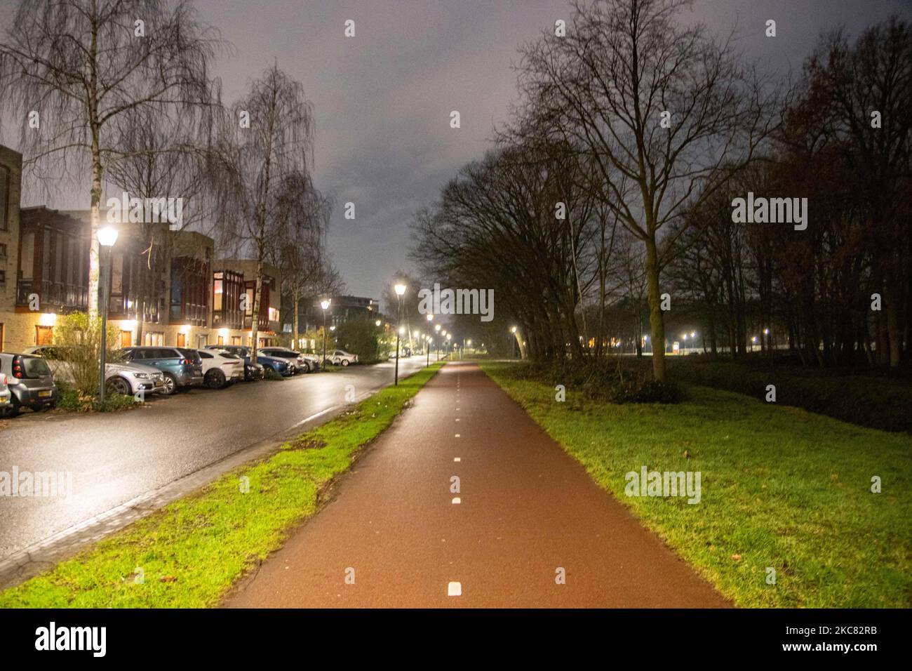 Rue presque déserte comme vu dans un marché et un quartier résidentiel près de la ville hollandaise d'Eindhoven alors que le premier couvre-feu après la Seconde Guerre mondiale a été imposé. Des restrictions s'appliquent entre 21:00 et 04:30 heure locale. Les citoyens ne peuvent quitter leur foyer que pour des raisons valables, comme des problèmes de santé, le travail ou les voyages. Les magasins ont également changé leurs heures de travail, tandis que les magasins et les marchés non essentiels sont fermés depuis décembre. Le gouvernement a pris la décision de limiter le verrouillage et la liberté de mouvement afin de lutter contre la propagation de la nouvelle mutation de la souche du coronavirus Covid-19 pandémique. Le couvre-feu sera moi Banque D'Images