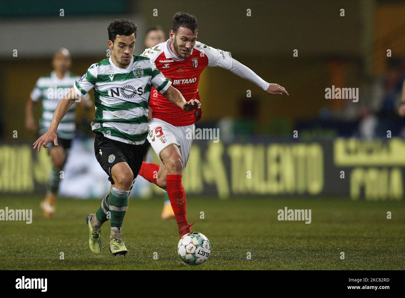 Pedro gonçalves (Pote) part de Nuno Sequeira lors de la finale de la coupe Allianz entre Sporting CP et SC Braga, à estádio Municipal de Leiria, Leiria, Portugal, 23 janvier, 2021 (photo de João Rico/NurPhoto) Banque D'Images