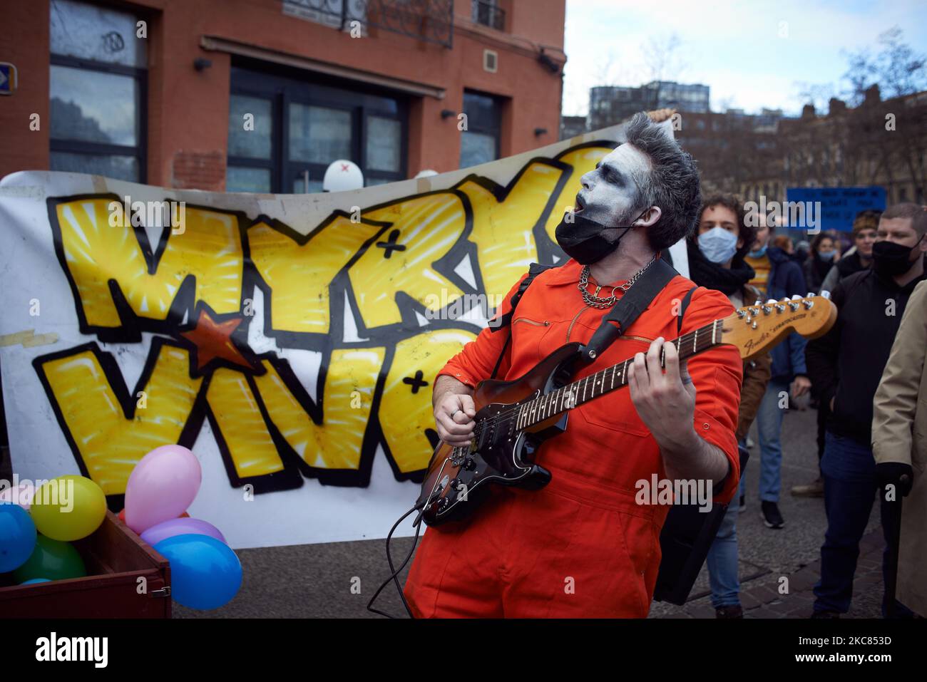 Un musicien joue de la guitare devant la bannière 'Mix'Art'. Les travailleurs de la culture (acteurs, artistes en direct, musiciens, techniciens, etc.) et les activistes ont appelé à une « démonstration » dans les rues de Toulouse pour protester contre la fermeture de tous les théâtres, cinémas, salles de concert, etc. Par le gouvernement français en raison de la pandémie de Covid-19. Ils ont également fait de cette « démonstration » un lieu culturel bien connu, le Mix'Art-Myrys, a fermé ses portes pour des raisons de « sécurité » il y a quelques jours. Ils pensent que leur fermeture était due à leurs positions politiques contre le maire de Toulouse. Le coordinateur principal de ce sel Banque D'Images