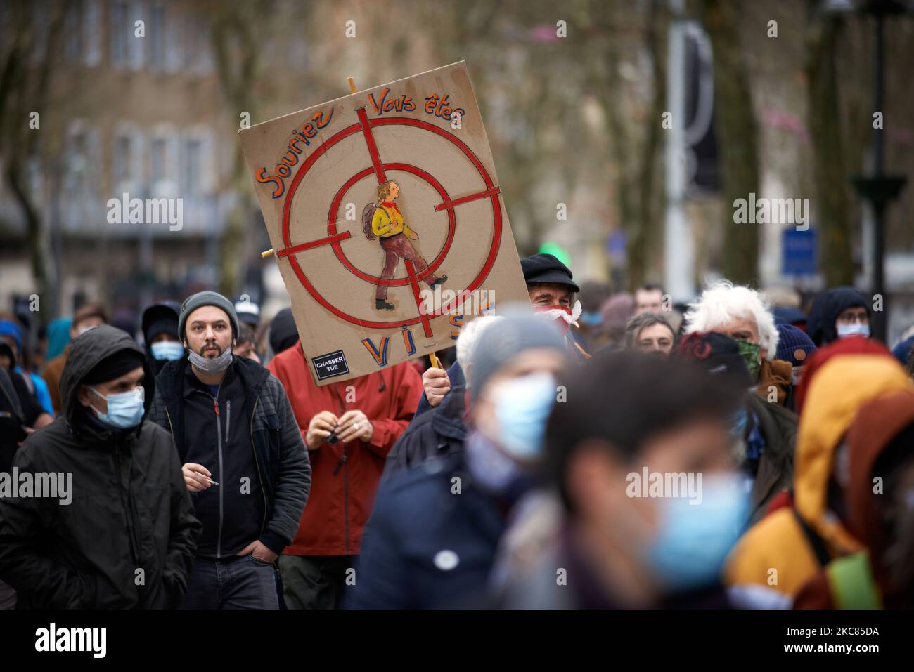 Un homme marche avec un écriteau représentant une cible avec un randonneur et lisant « mille, vous êtes visé ». Près de deux mois après l'assassinat d'un jeune homme (sur 2 décembre 2020), Morgan (25yo) par un chasseur alors que Morgan coulait du bois dans son jardin, un collectif de 6 femmes amis de Morgan ont organisé une marche blanche pour une meilleure sécurité pendant la chasse. Ces six jeunes femmes ont créé une page Facebook intitulée 'un jour un chasseur' pour dresser une liste de tous les accidents provoqués par les chasseurs en France. Ils ont déjà reçu plus de 2,500 témoignages. En 20 ans, 421 personnes ont été killes Banque D'Images